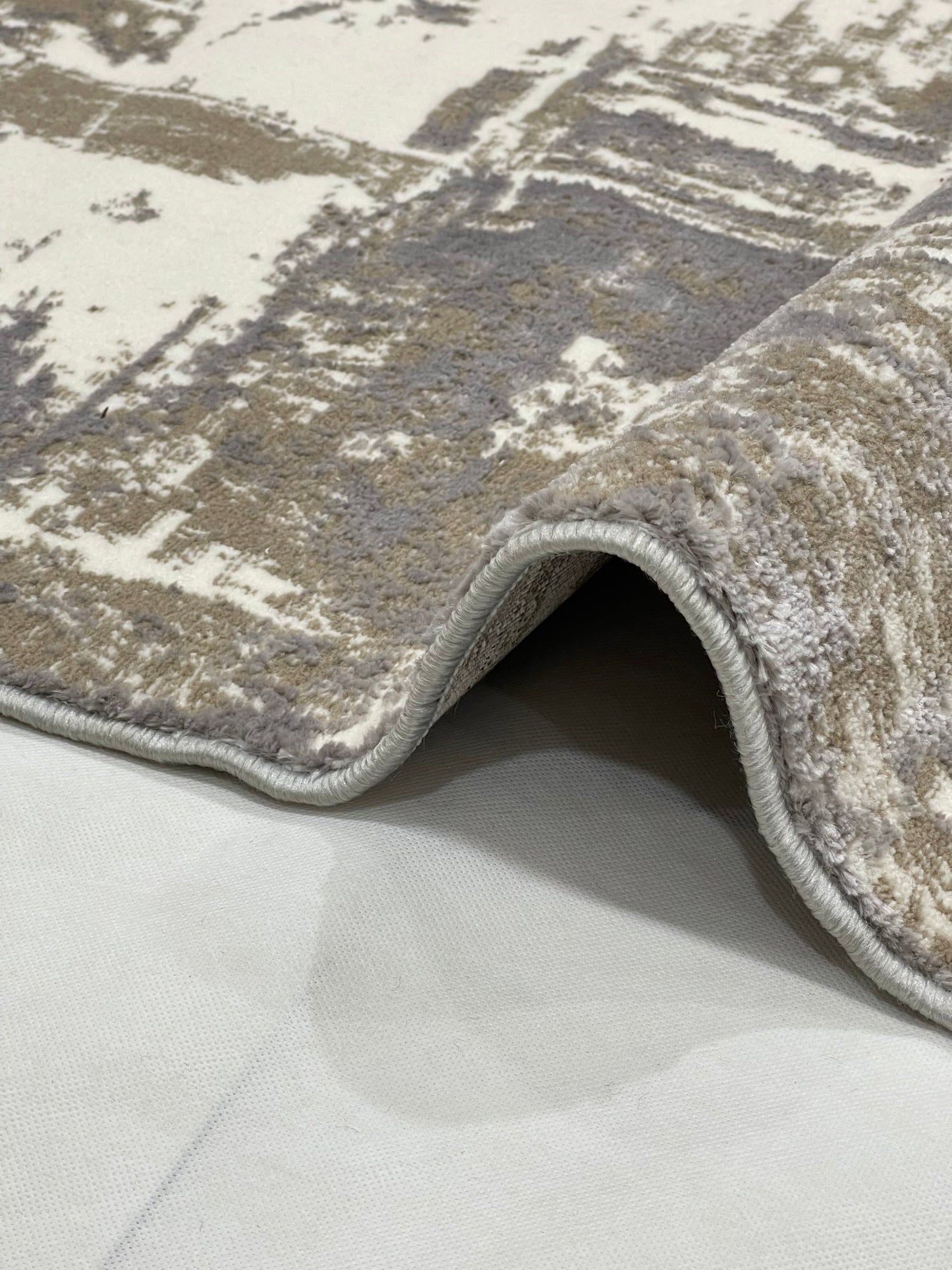 Polyester Silk Woven Rug.(Article-1452-Grey)
Size : 3 ft width x 5 ft length ( 100cm x 150cm)