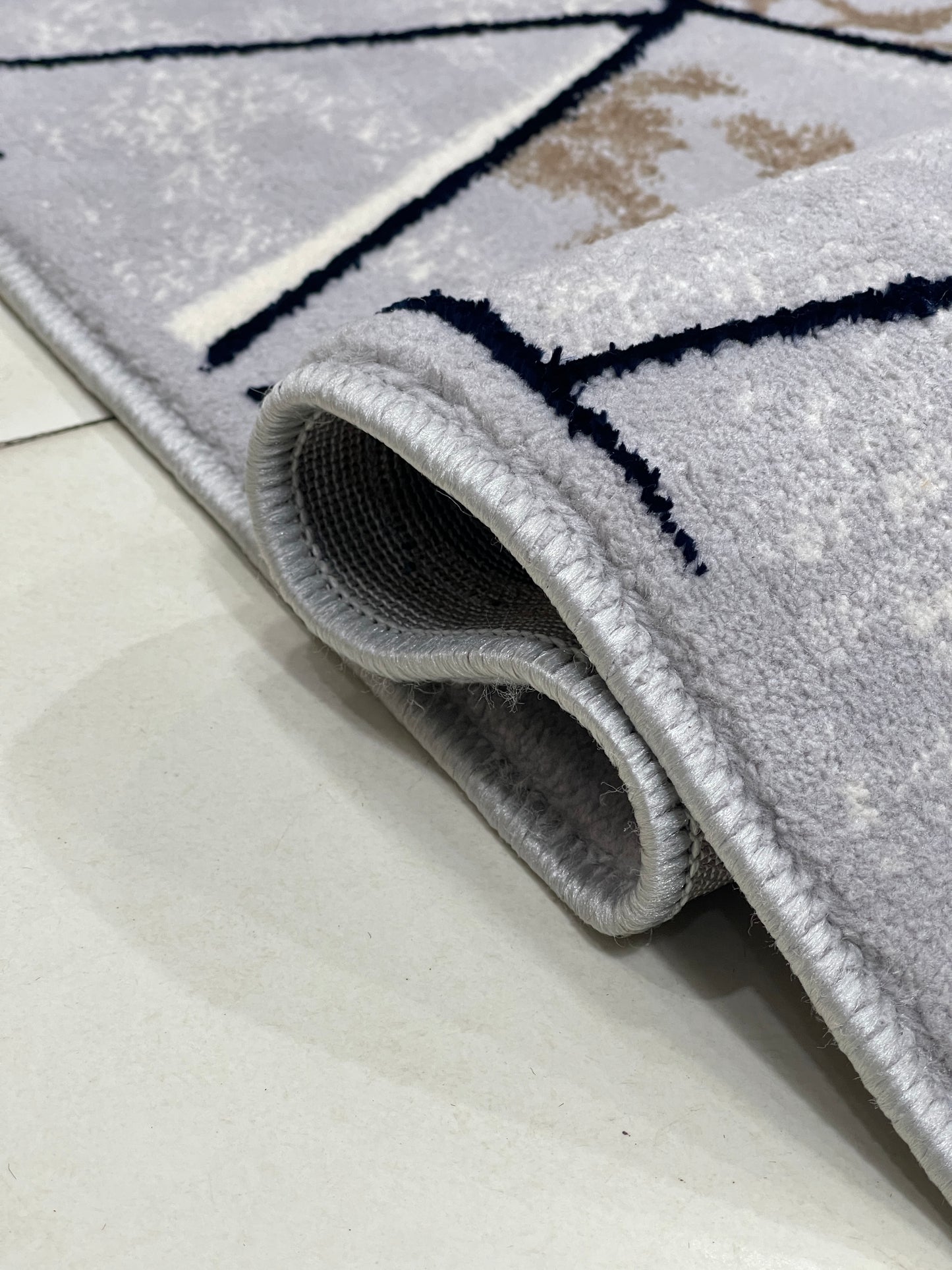 Polyester Silk Woven Rug.(Article-1550-Grey) Size : 4 ft width x 5.6 ft length