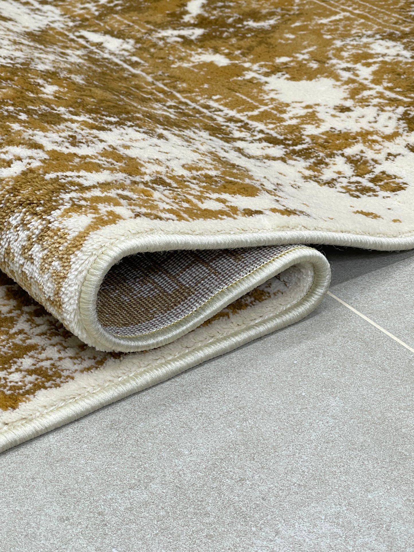 Off white Modern Polypropylene Woven Rug.  Size : 2.6 ft width x 6.6 ft length  (80 cm x 200cm)