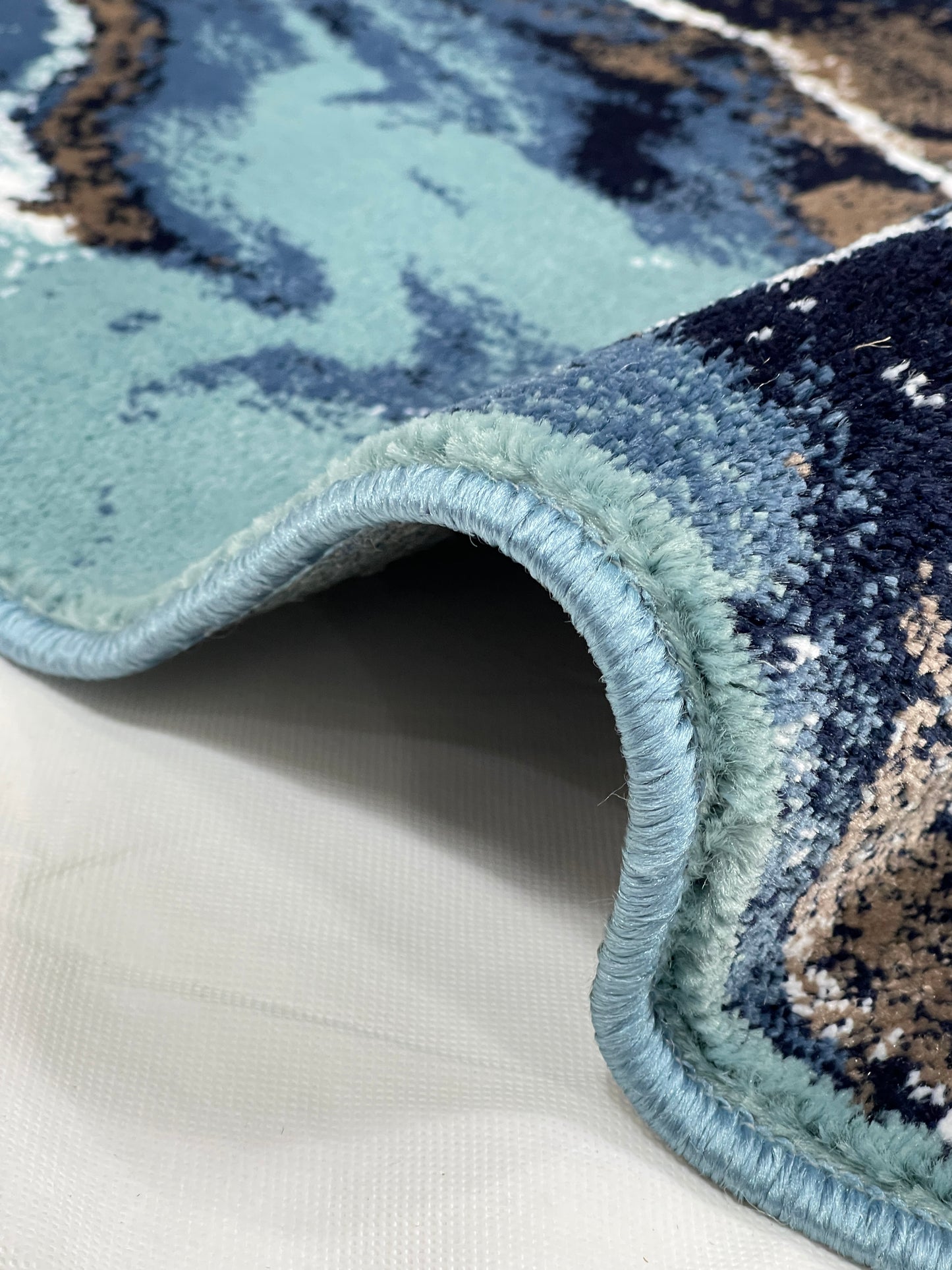 Feroze Modern Polypropylene Woven Rug.
 Size : 2.6 ft width x 6.6 ft length
 (80 cm x 200cm)