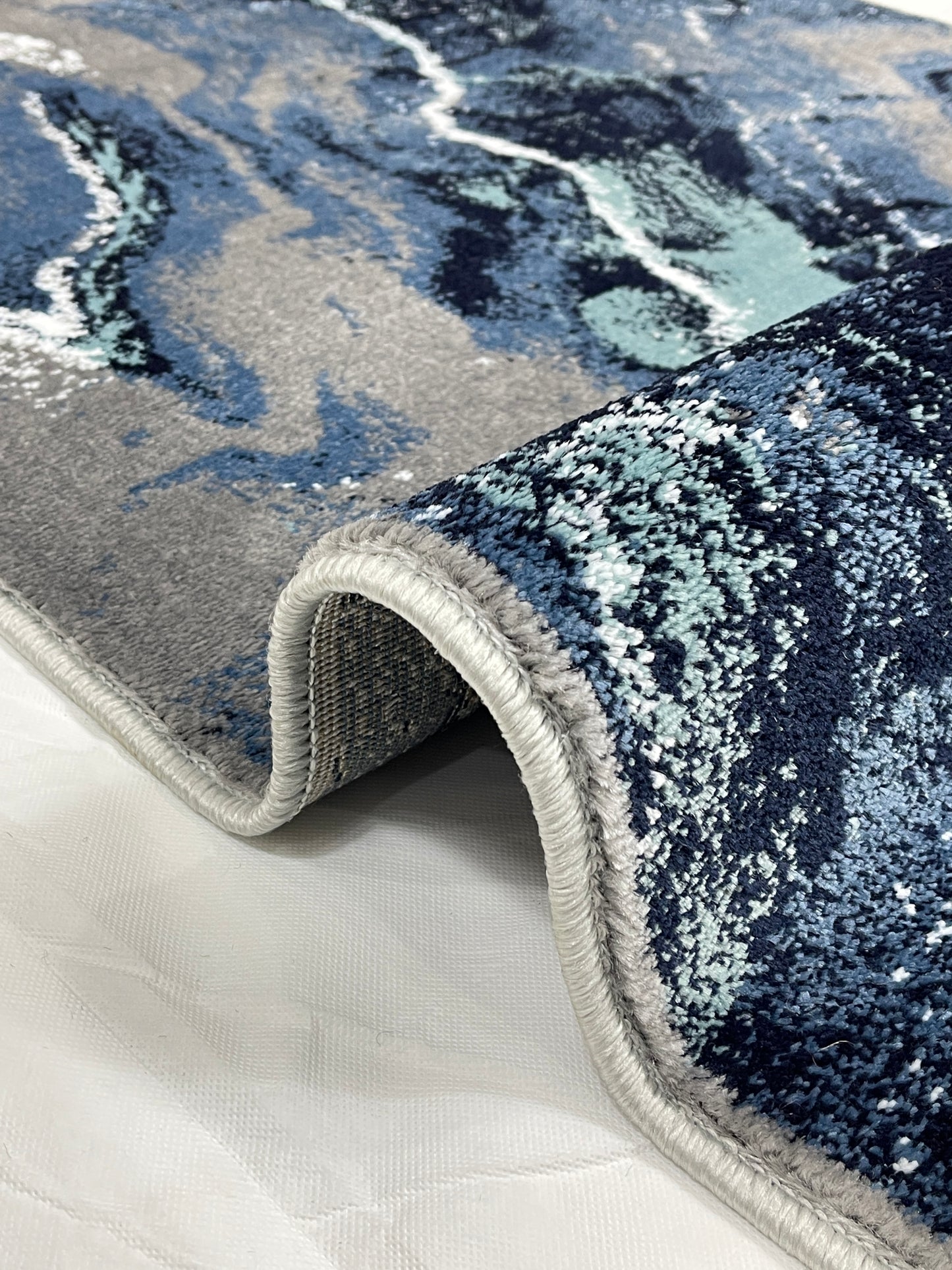 Grey Modern Polypropylene Woven Rug.
 Size : 2.6 ft width x 6.6 ft length
 (80 cm x 200cm)