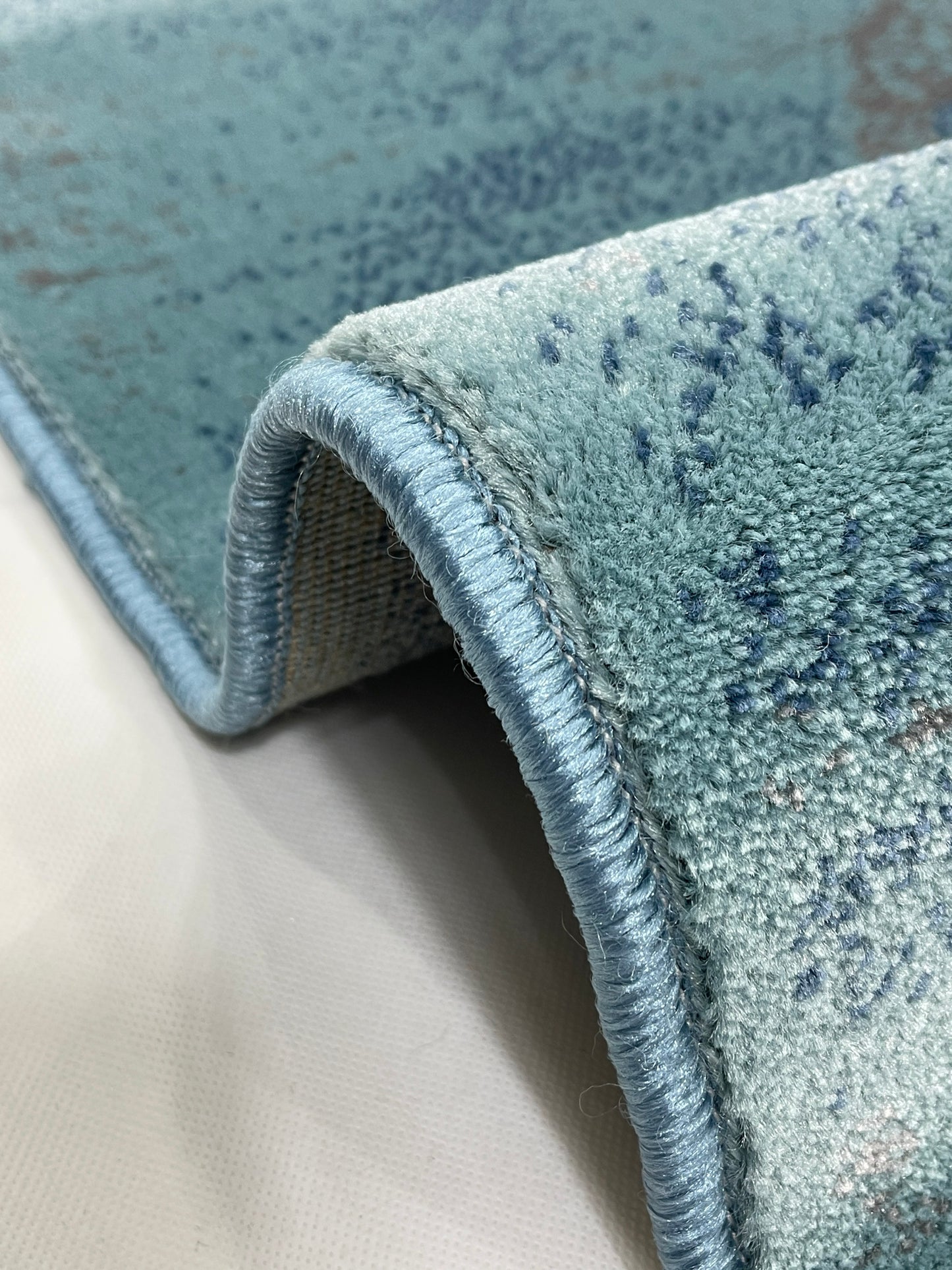 Modern polypropylene Rug,back woven(Article-124-Feroze)
Size : 6.6 ft width x 9.6 ft length (200cm x 290cm)