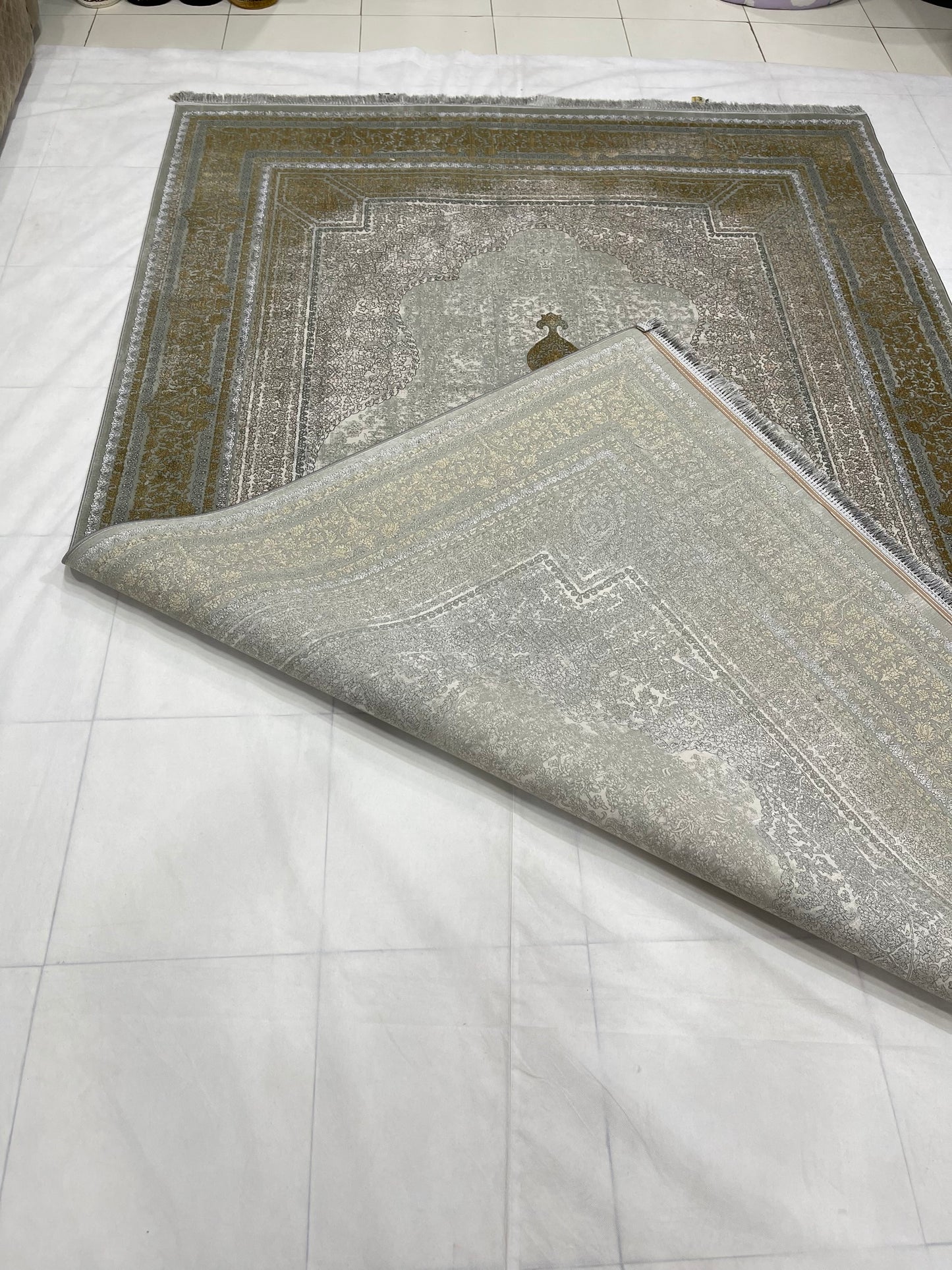 Irani Acrylic 1200 Reeds
Article -212-Grey, Gold
Size : 6.6 Ft width x 9.6 Ft length (200cm x 290cm)