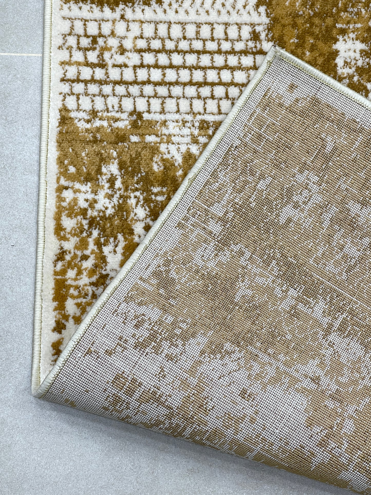 Off white Modern Polypropylene Woven Rug.  Size : 2.6 ft width x 6.6 ft length  (80 cm x 200cm)
