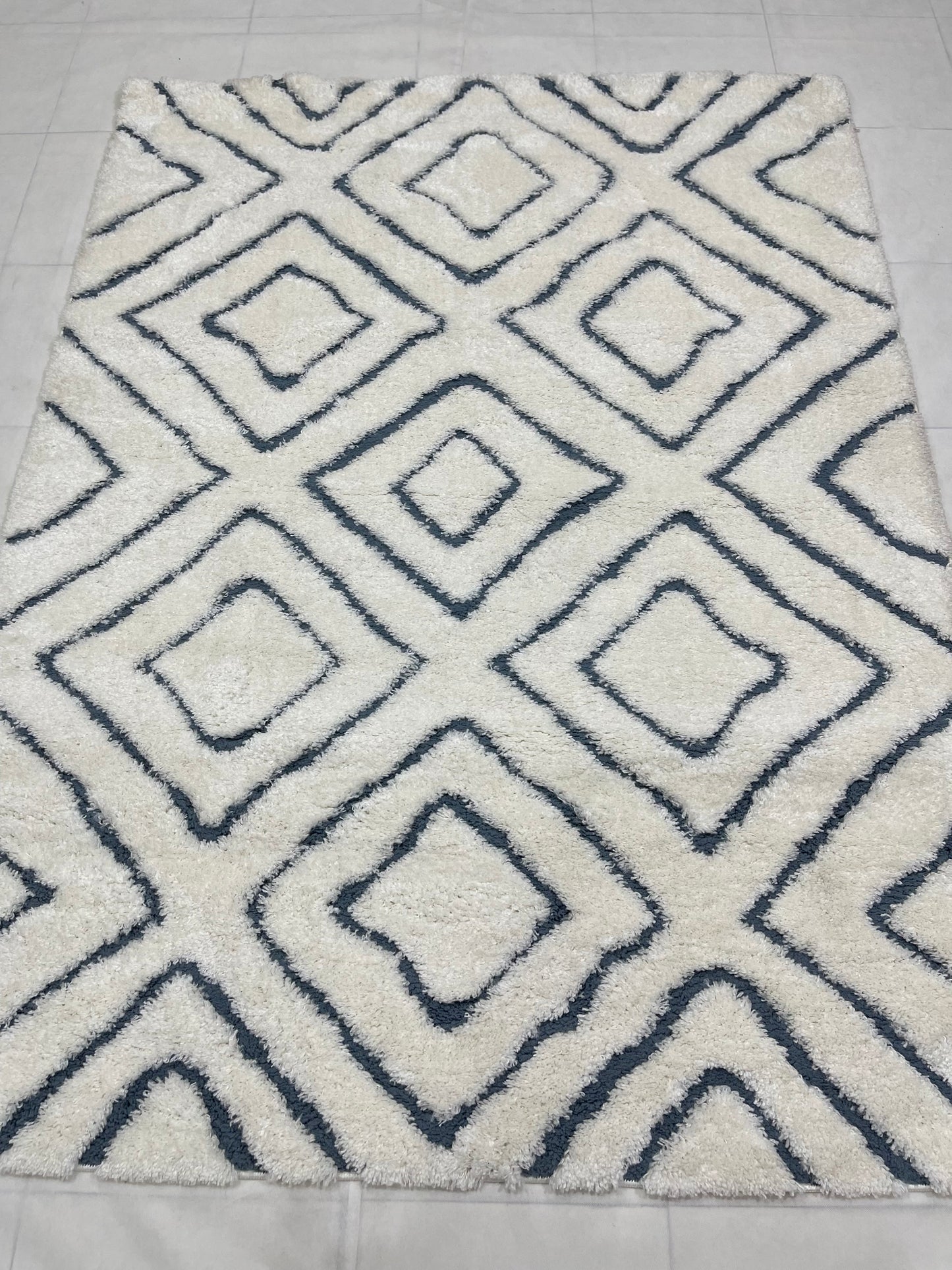 Turkish Shaggy Rug With Woven Back. 
Size : 5 Ft Width x 7.3 Ft Length (160cm x 220cm)
Article-02-Off White