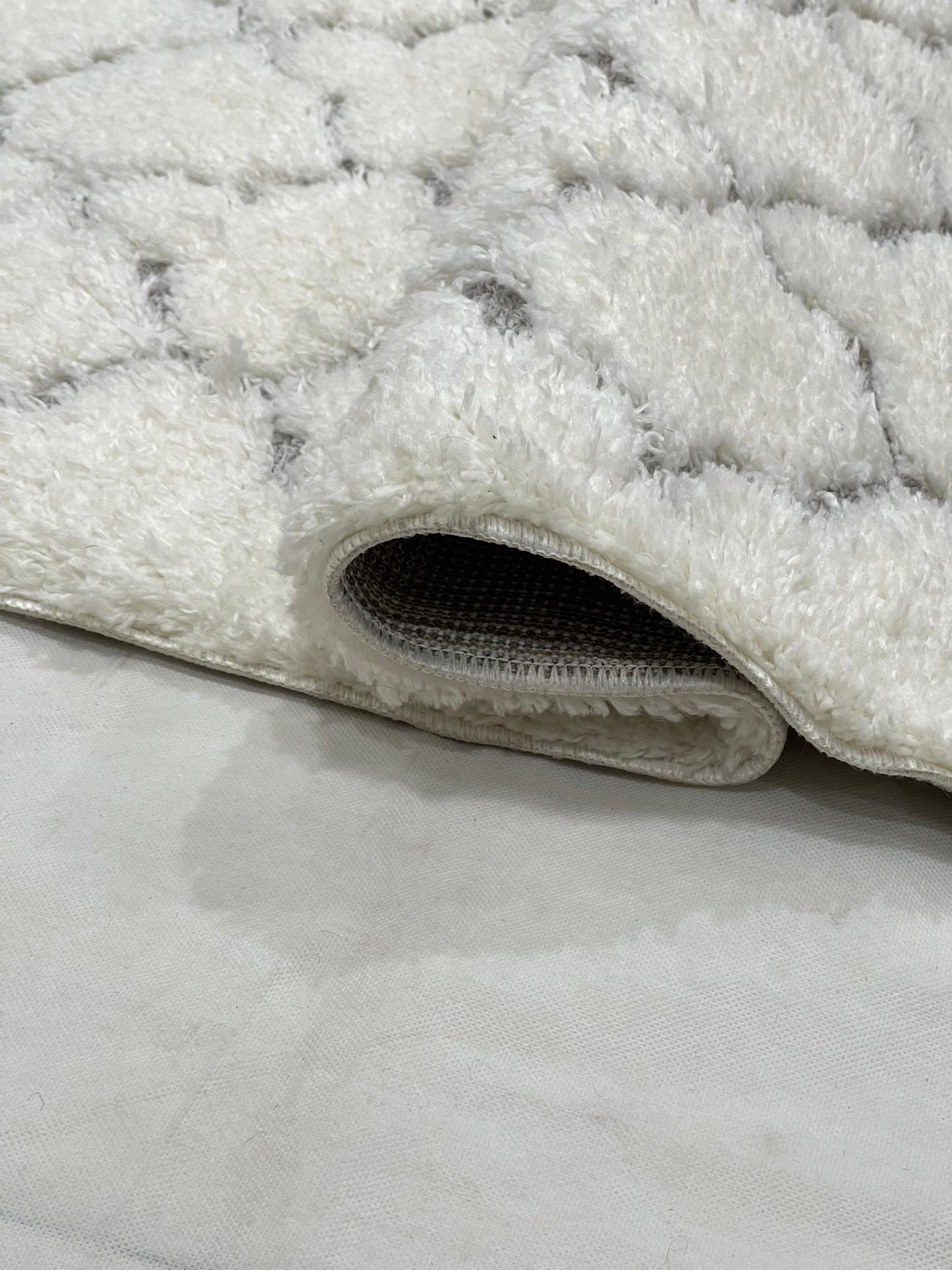 Turkish Shaggy Rug With Woven Back. 
Size : 5 Ft Width x 7.3 Ft Length (160cm x 220cm)
Article-01-Off White