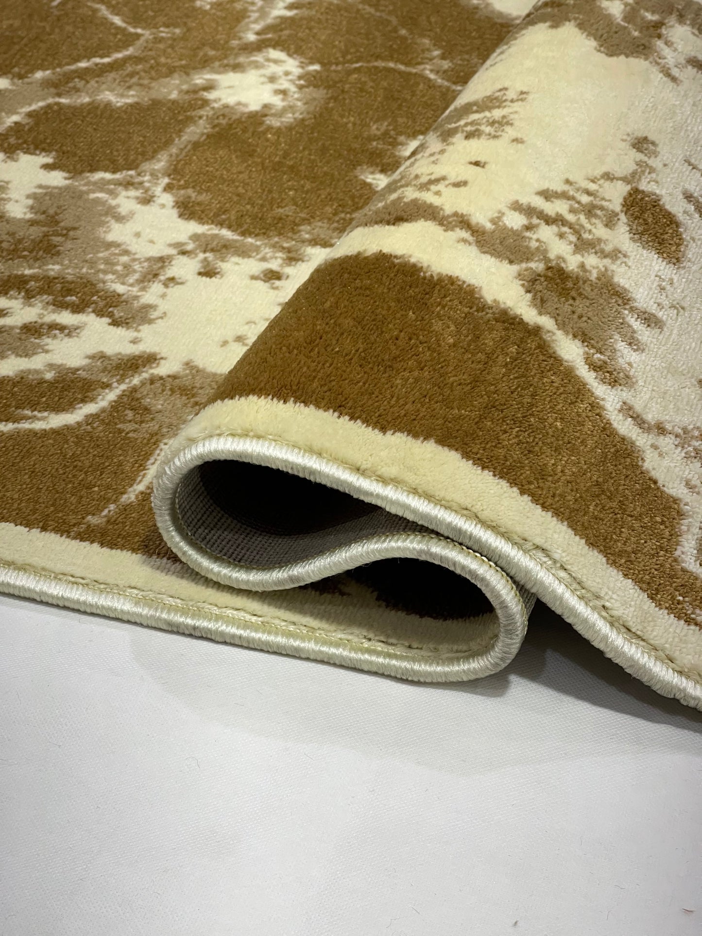 Modern Polypropylene Rug,back woven(Article-1654-Off white) Size : 5ft width  x 7.3ft length (150cm x 220cm)