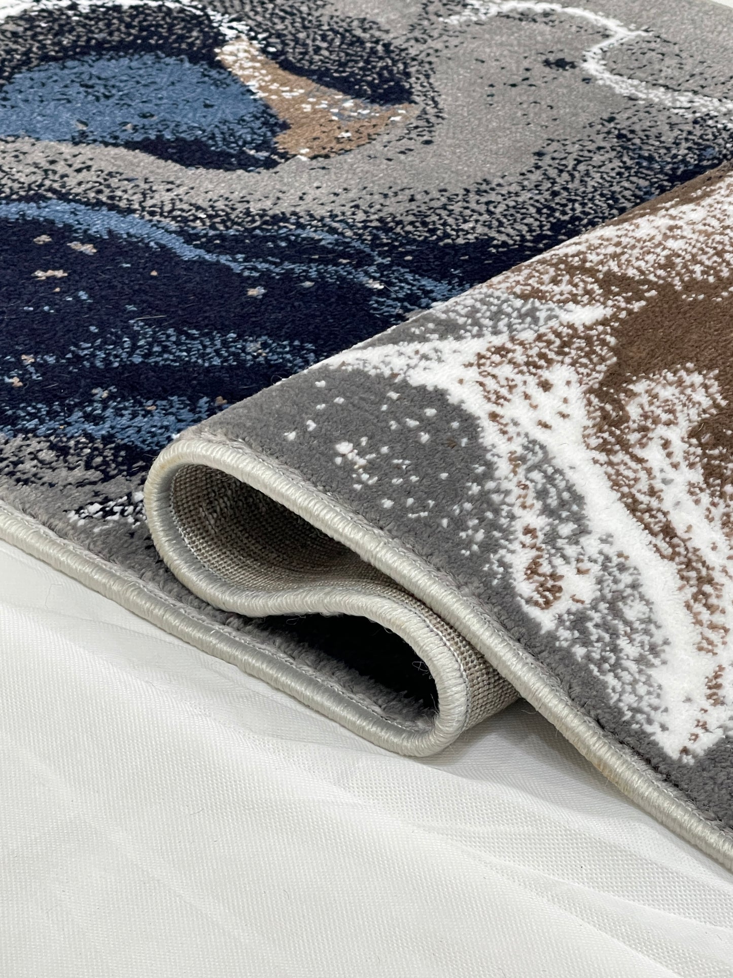 Grey Modern Polypropylene Woven Rug.  Size : 2.6 ft width x 6.6 ft length  (80 cm x 200cm)