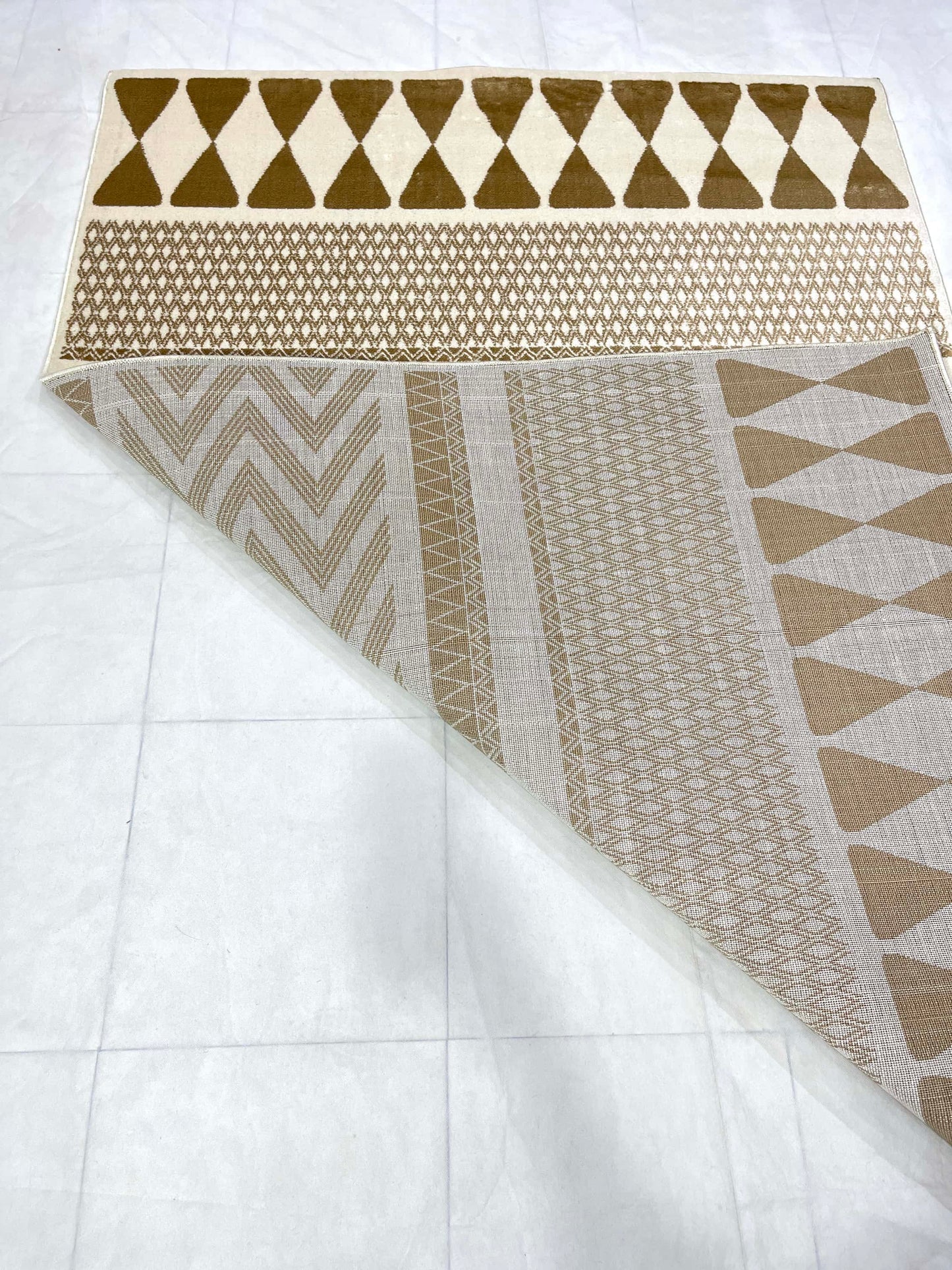 Modern  polypropylene Rug,back woven(Article-1302-Off white)
Size : 5ft width  x 7.3ft length (150cm x 220cm)