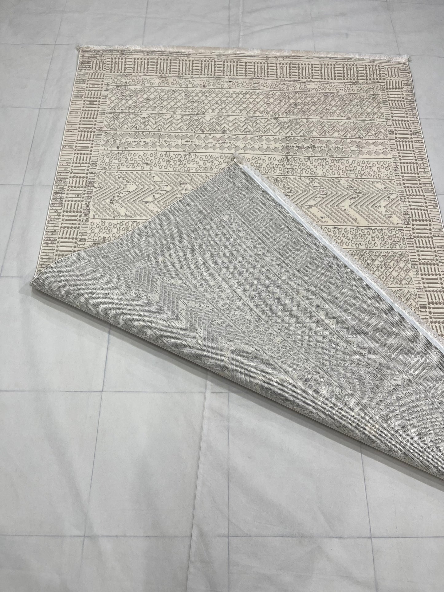 Irani Vintage Woven Rug.
 Article -2071-White
Size: 5 ft width x 7.3 ft length (150cm x 220cm)