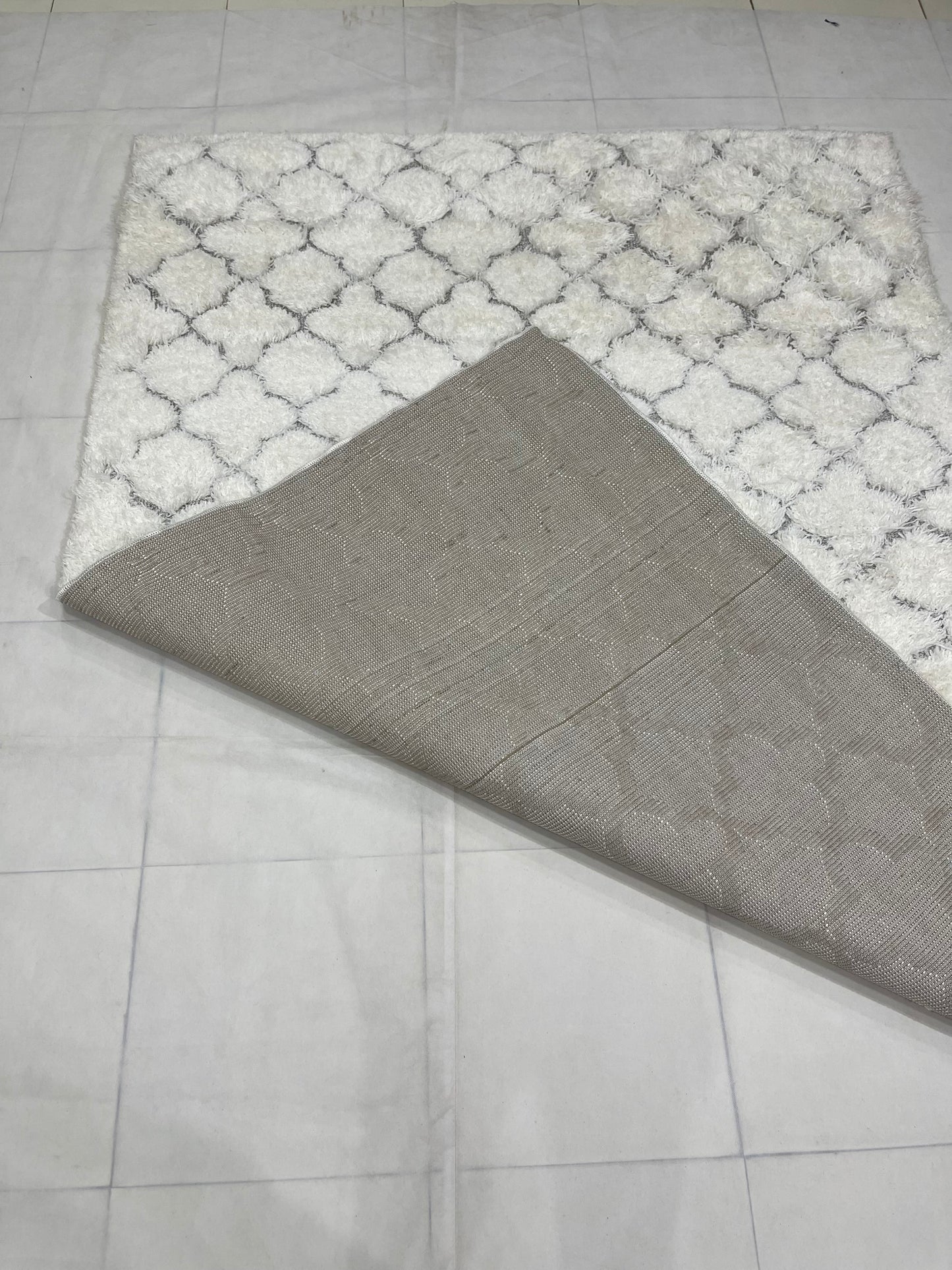 Turkish Shaggy Rug With Woven Back. 
Size : 5 Ft Width x 7.3 Ft Length (160cm x 220cm)
Article-01-Off White