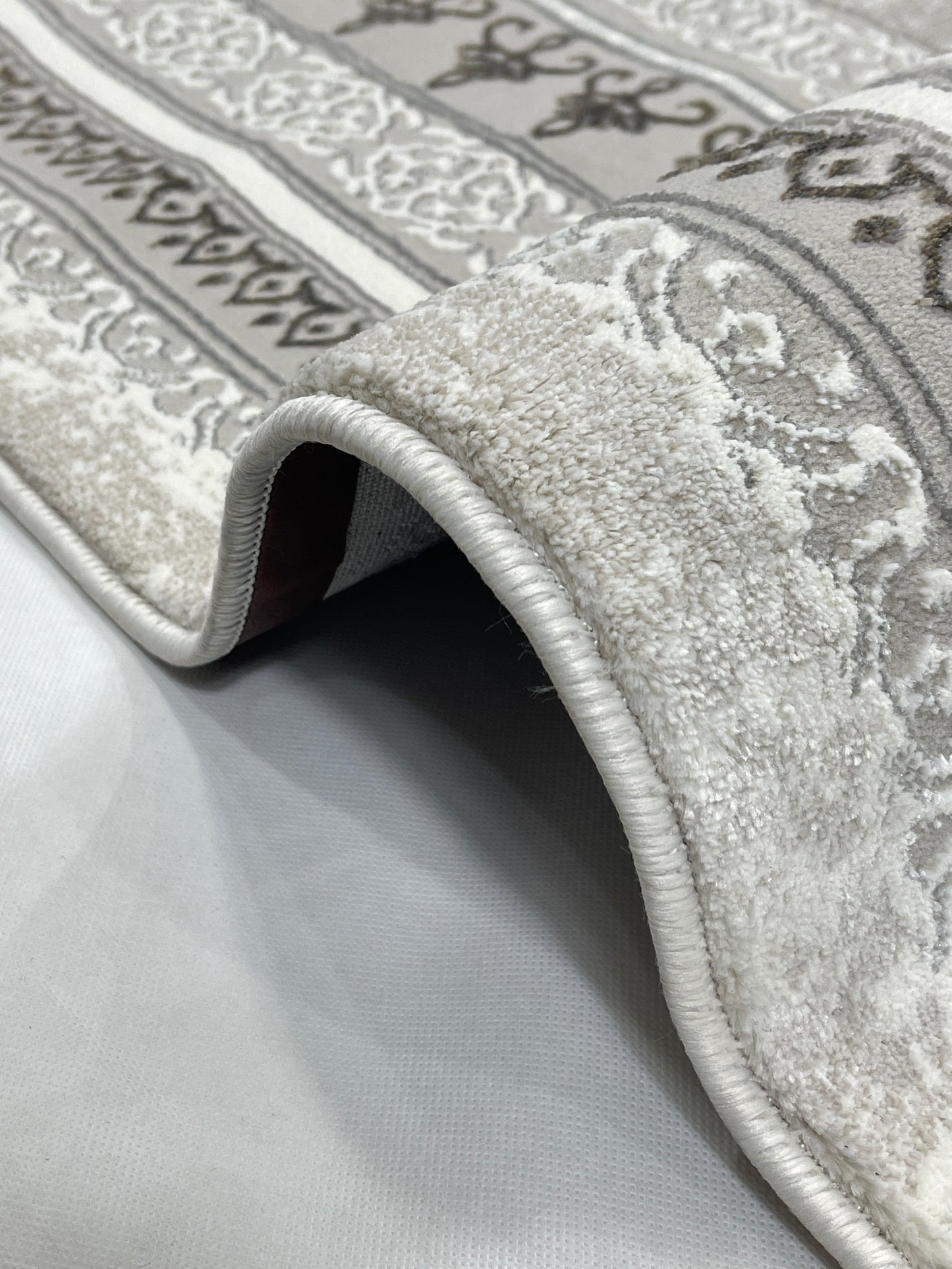 New Turkish Silk (Surya A) 
Size: 6.6 ft width x 9.6 ft length (200cm x 290cm)
Article -615- Off White & Grey