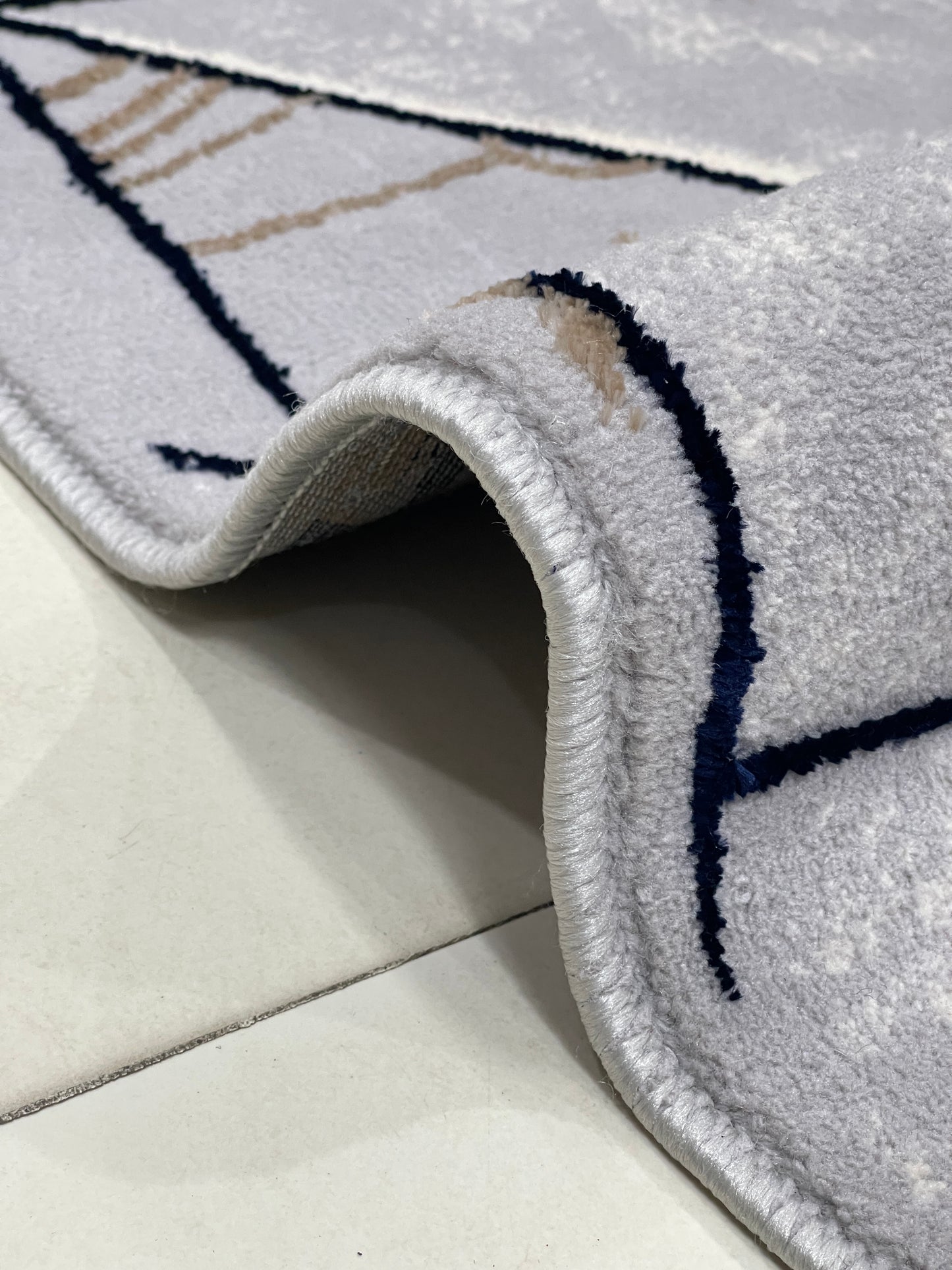 Polyester Silk Woven Rug.(Article-1550-Grey) Size : 4 ft width x 5.6 ft length