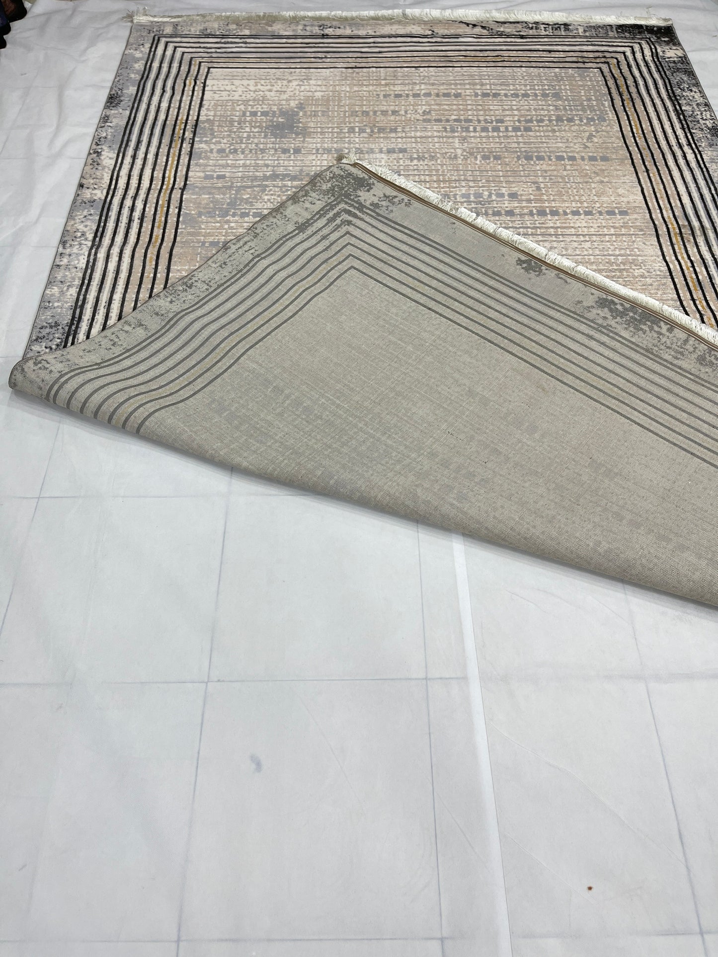 Persian Thick Woven Rug. 
(Article -644-Grey )
Size: 6.6 ft width x 9.6 ft length (200cm x 290cm)