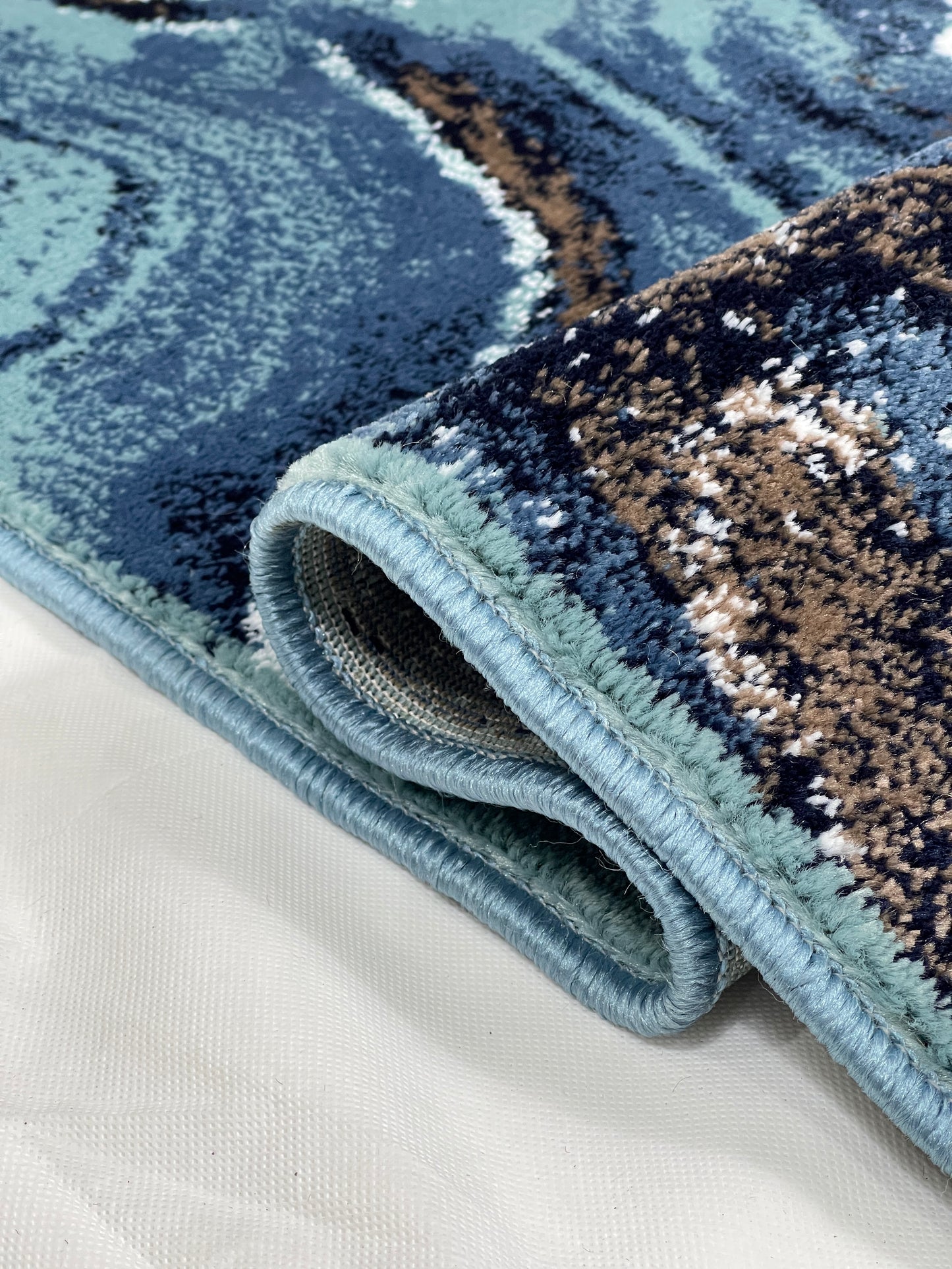 Feroze Modern Polypropylene Woven Rug.
 Size : 2.6 ft width x 6.6 ft length
 (80 cm x 200cm)