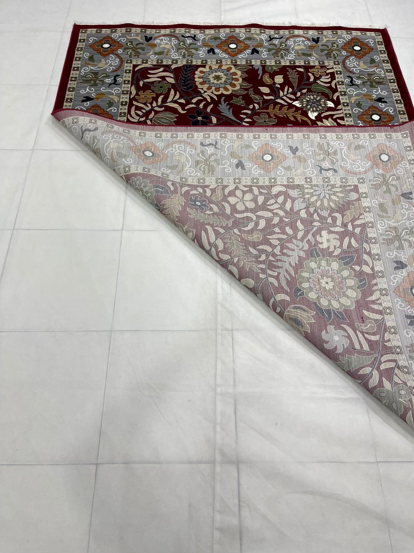 New Turkish Silk 

Size : 5ft width  x 7.10 length (160 cm x 230)

Article -101- Red