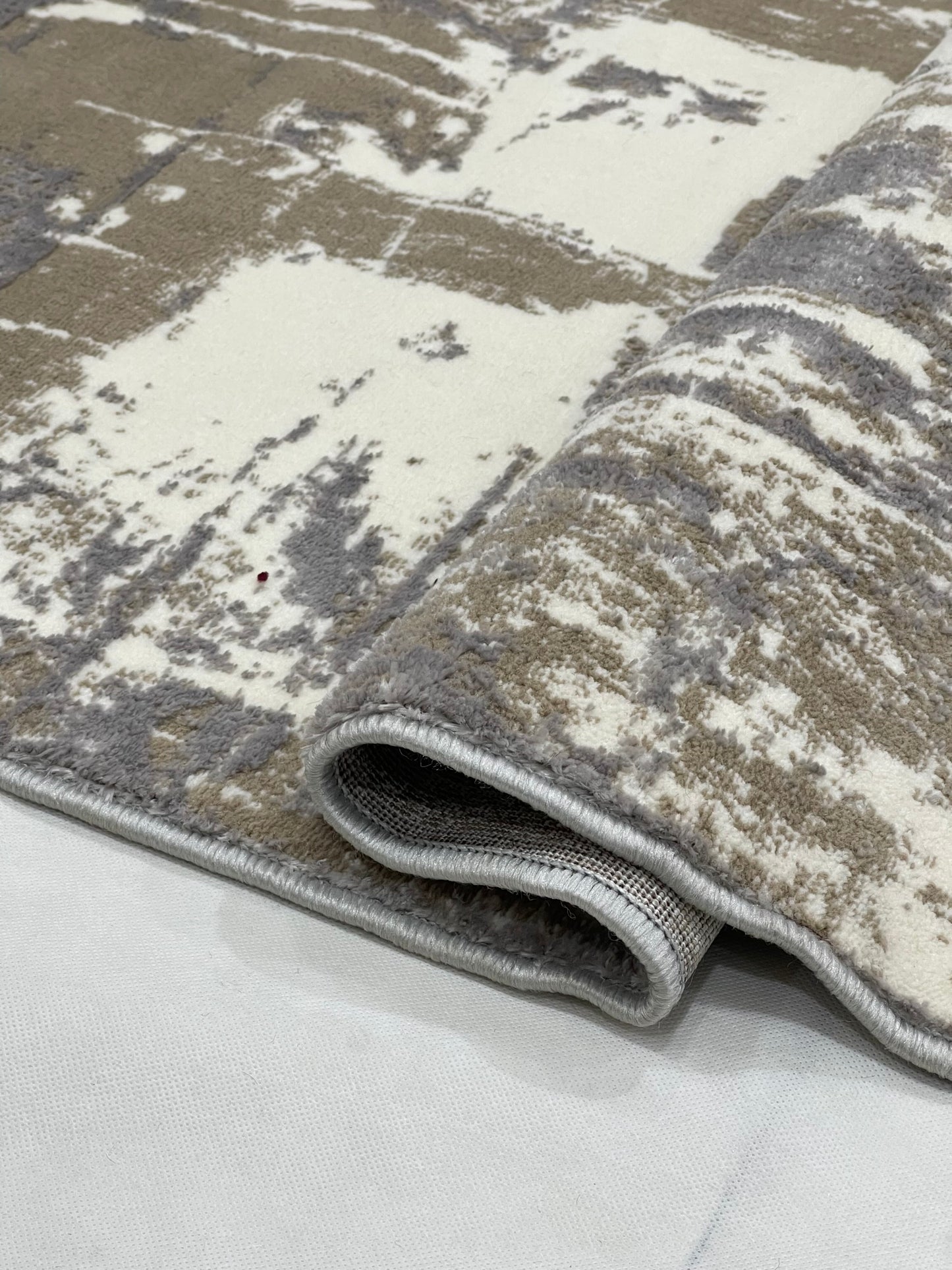 Polyester Silk Woven Rug.(Article-1452-Grey)
Size : 3 ft width x 5 ft length ( 100cm x 150cm)