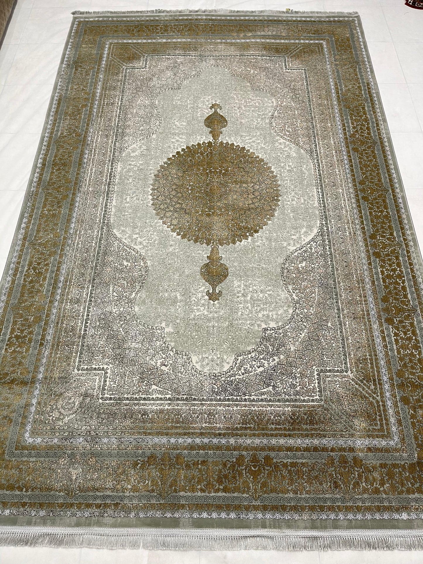Irani Acrylic 1200 Reeds
Article -212-Grey, Gold
Size : 6.6 Ft width x 9.6 Ft length (200cm x 290cm)