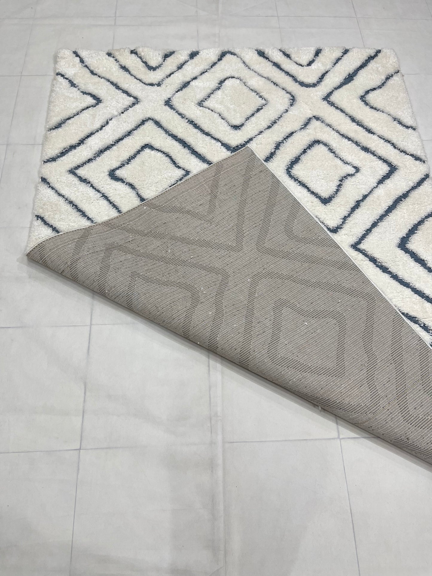 Turkish Shaggy Rug With Woven Back. 
Size : 5 Ft Width x 7.3 Ft Length (160cm x 220cm)
Article-02-Off White