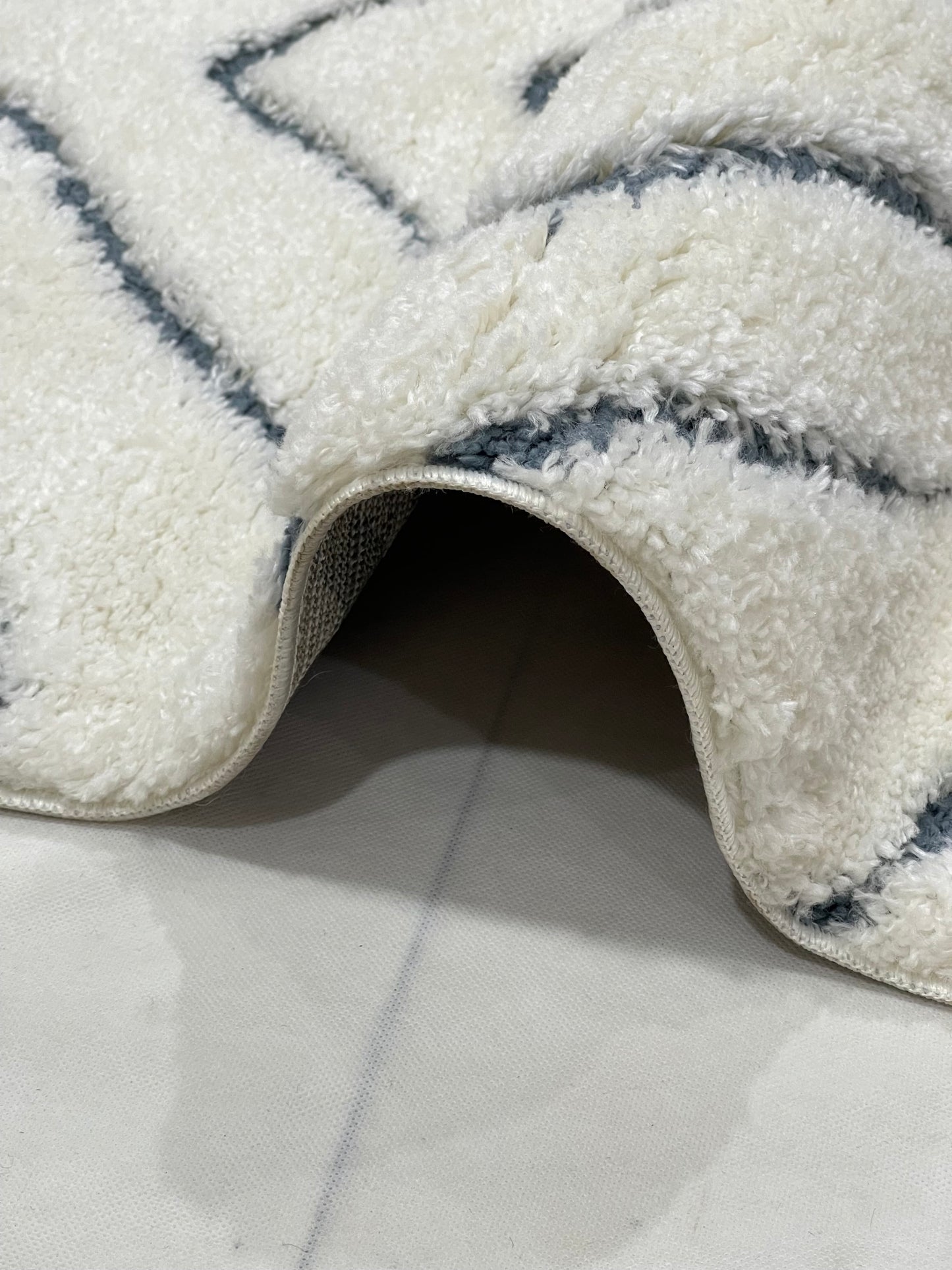 Turkish Shaggy Rug With Woven Back. 
Size : 5 Ft Width x 7.3 Ft Length (160cm x 220cm)
Article-02-Off White