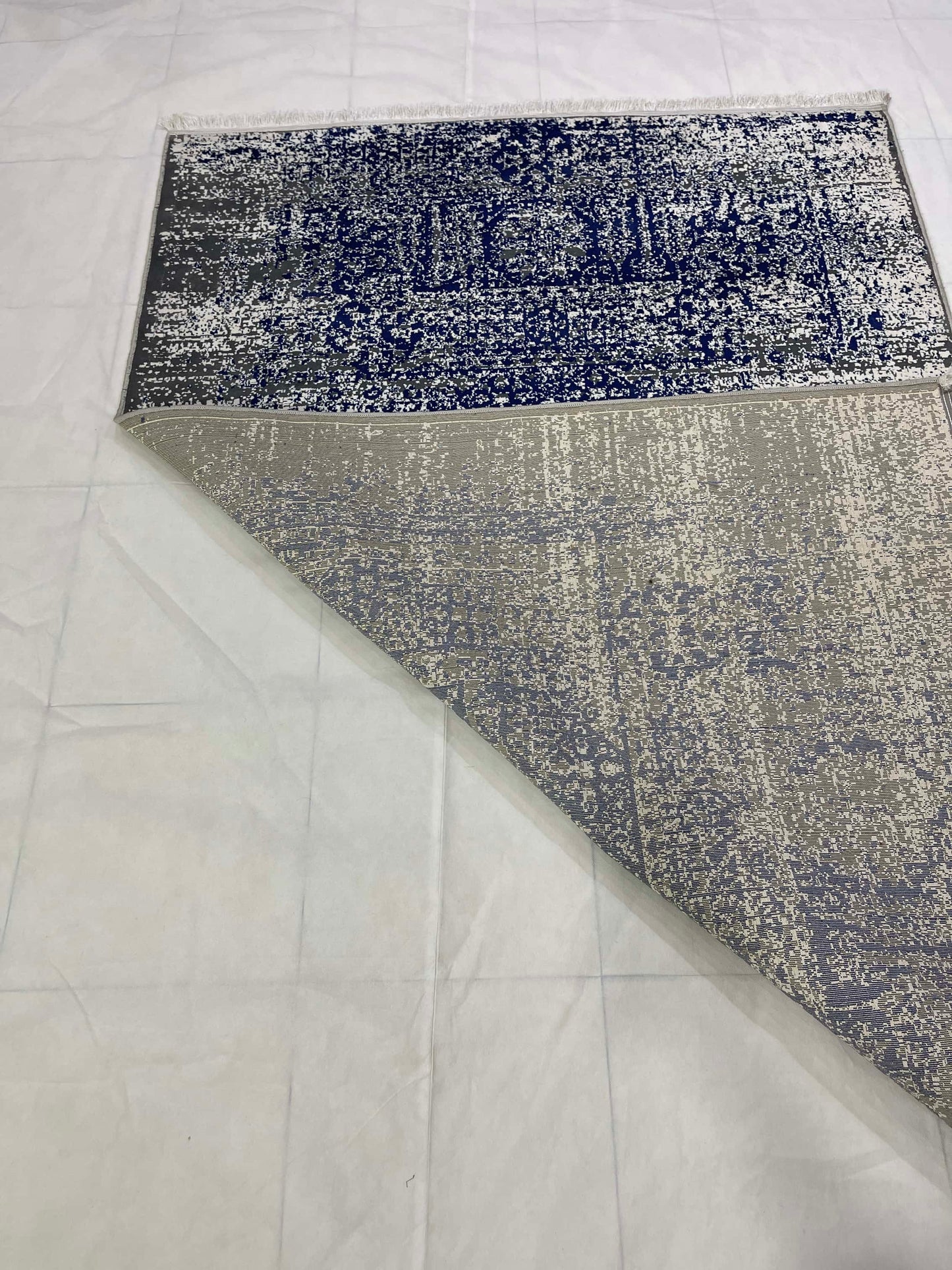 Irani Premium Silk.
(Article-1604- Grey , Blue)
Size : 5ft width  x 7.3ft length (150cm x 220cm)