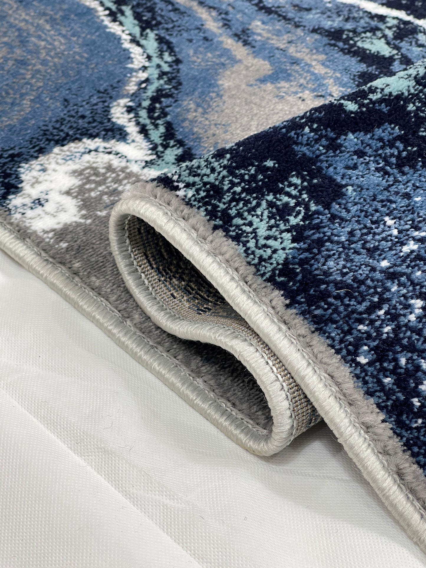 Grey Modern Polypropylene Woven Rug.
 Size : 2.6 ft width x 6.6 ft length
 (80 cm x 200cm)