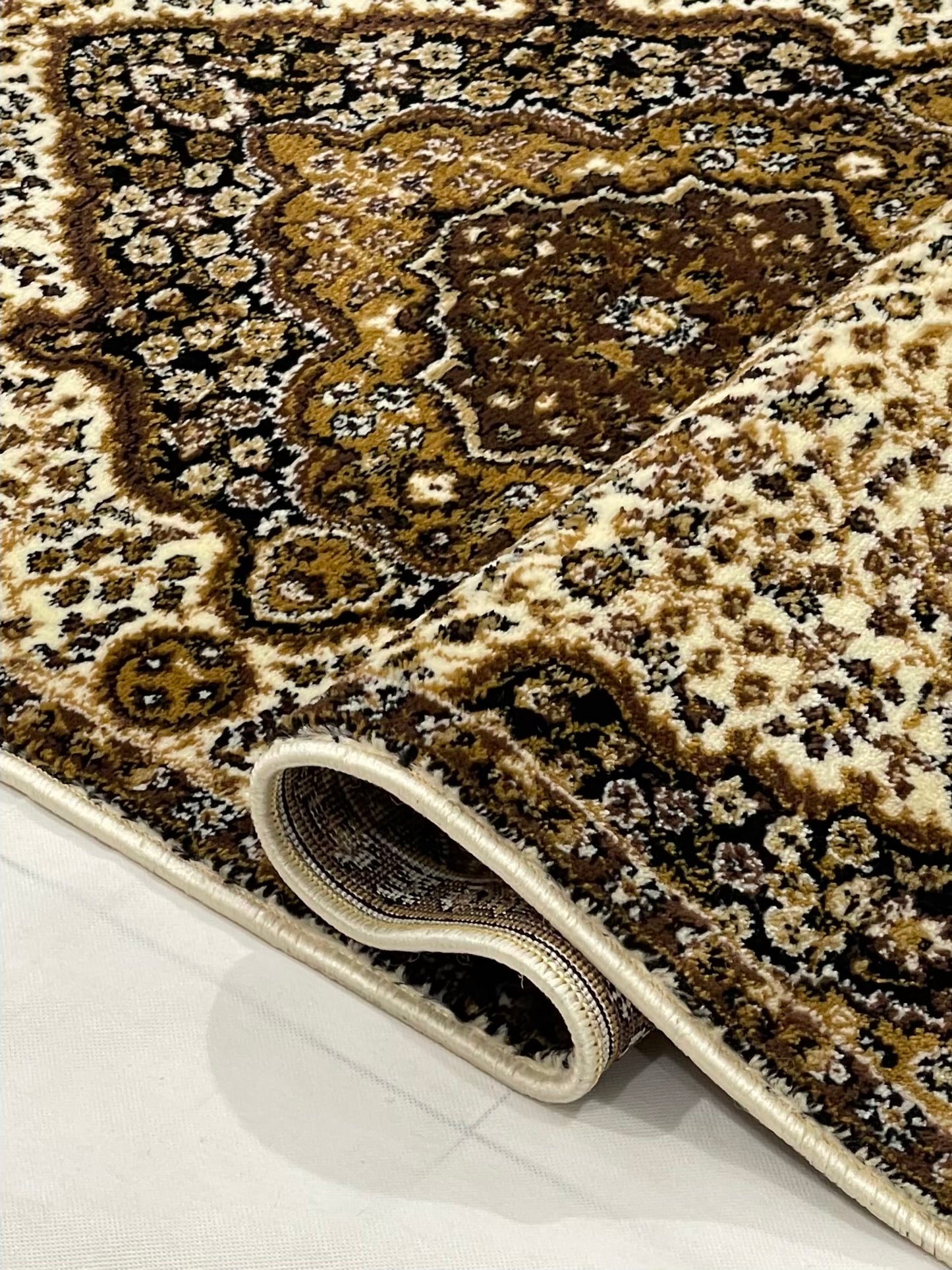 Off white Persian Polypropylene Woven Runner.
Size : 2.6 ft width x 6.6 ft length
(80 cm x 200 cm)