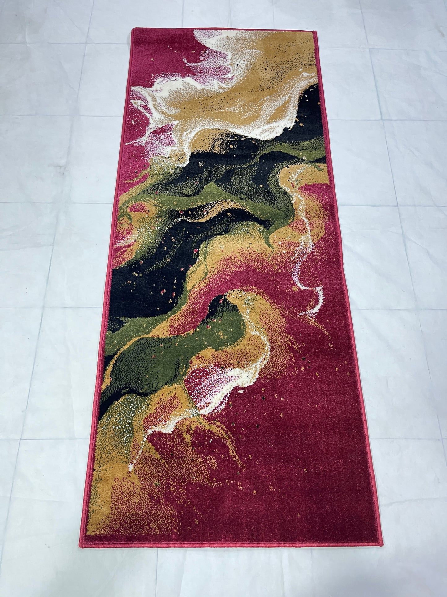 Red modern Polypropylene Woven Runner.
Size : 2.6 ft width x 6.6 ft length
(80 cm x 200 cm)