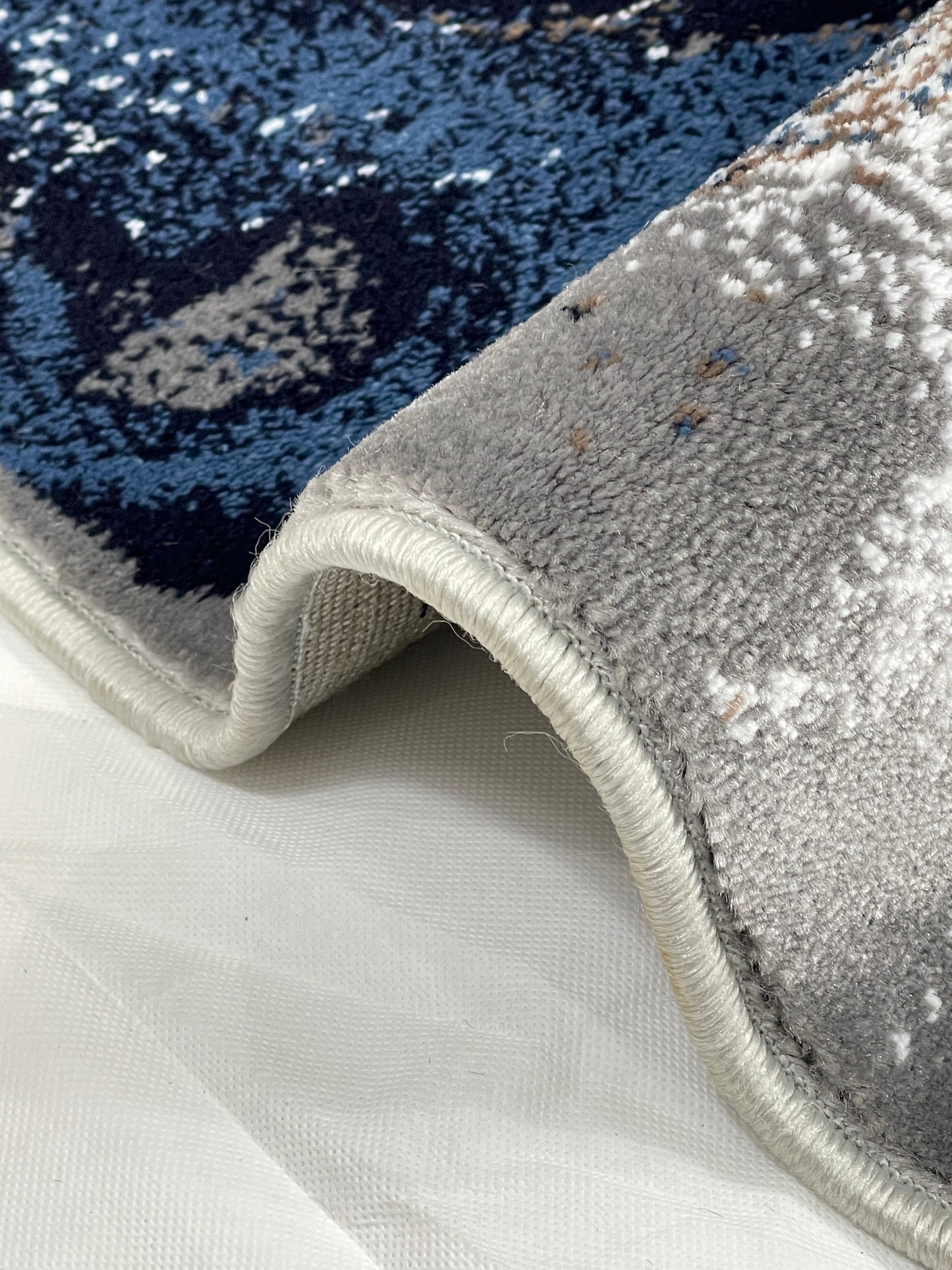 Grey Modern Polypropylene Woven Rug.  Size : 2.6 ft width x 6.6 ft length  (80 cm x 200cm)