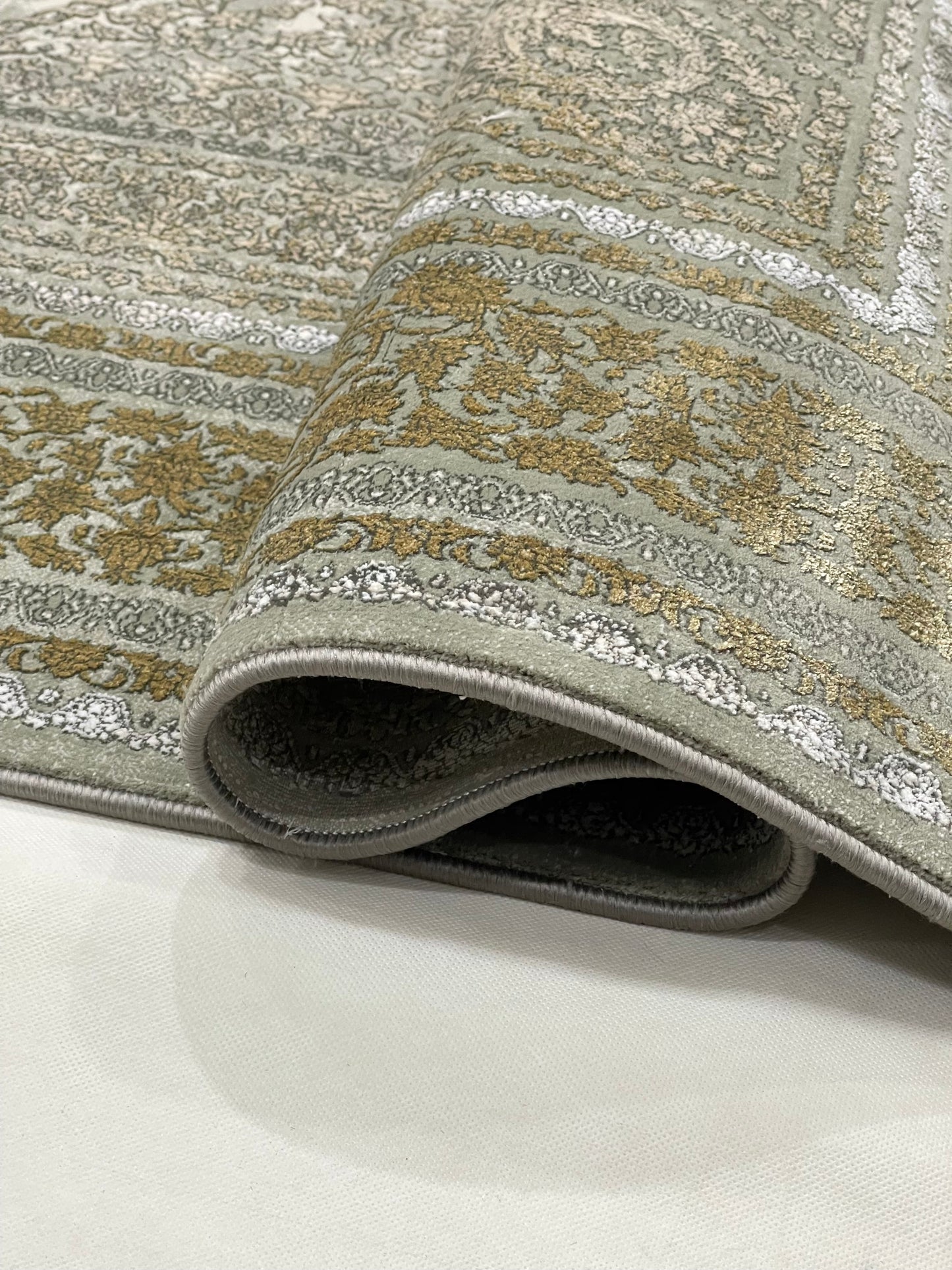 Irani Acrylic 1200 Reeds
Article -212-Grey, Gold
Size : 6.6 Ft width x 9.6 Ft length (200cm x 290cm)