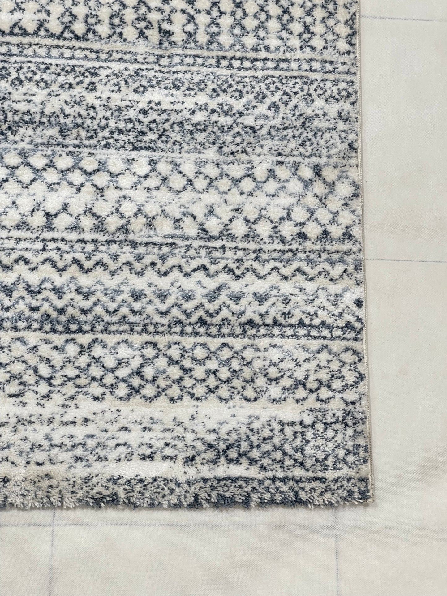 Turkish Shaggy Rug With Woven Back.  Size : 5 Ft Width x 7.3 Ft Length (160cm x 220cm) Article-07-Off White, Grey