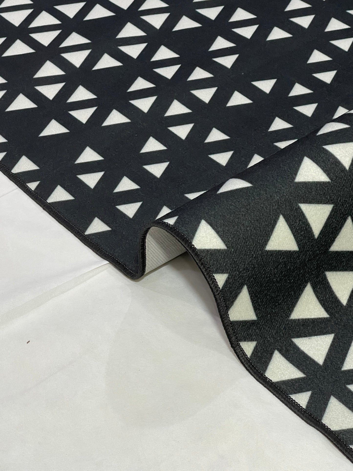 Modern Non-Woven TPR Anti Slip Rug.
Size : 5ft width  x 7.8ft length (150cm x 230cm)
Article-2701-Off white