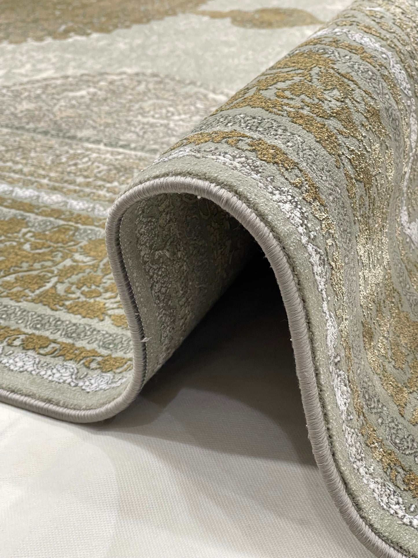 Irani Acrylic 1200 Reeds
Article -212-Grey, Gold
Size : 6.6 Ft width x 9.6 Ft length (200cm x 290cm)