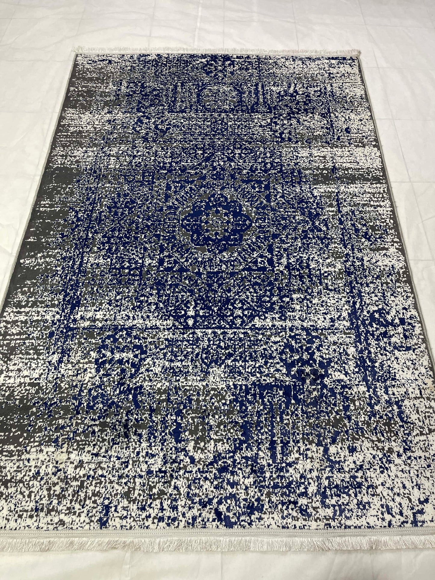 Irani Premium Silk.
(Article-1604- Grey , Blue)
Size : 5ft width  x 7.3ft length (150cm x 220cm)