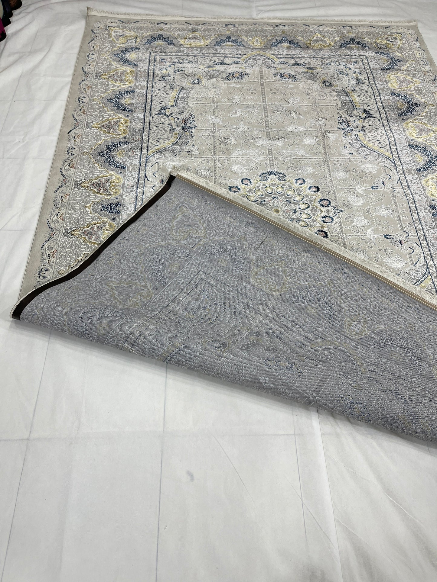 New Turkish Silk (Surya A) 
Size: 6.6 ft width x 9.6 ft length (200cm x 290cm)
Article -614- Off White