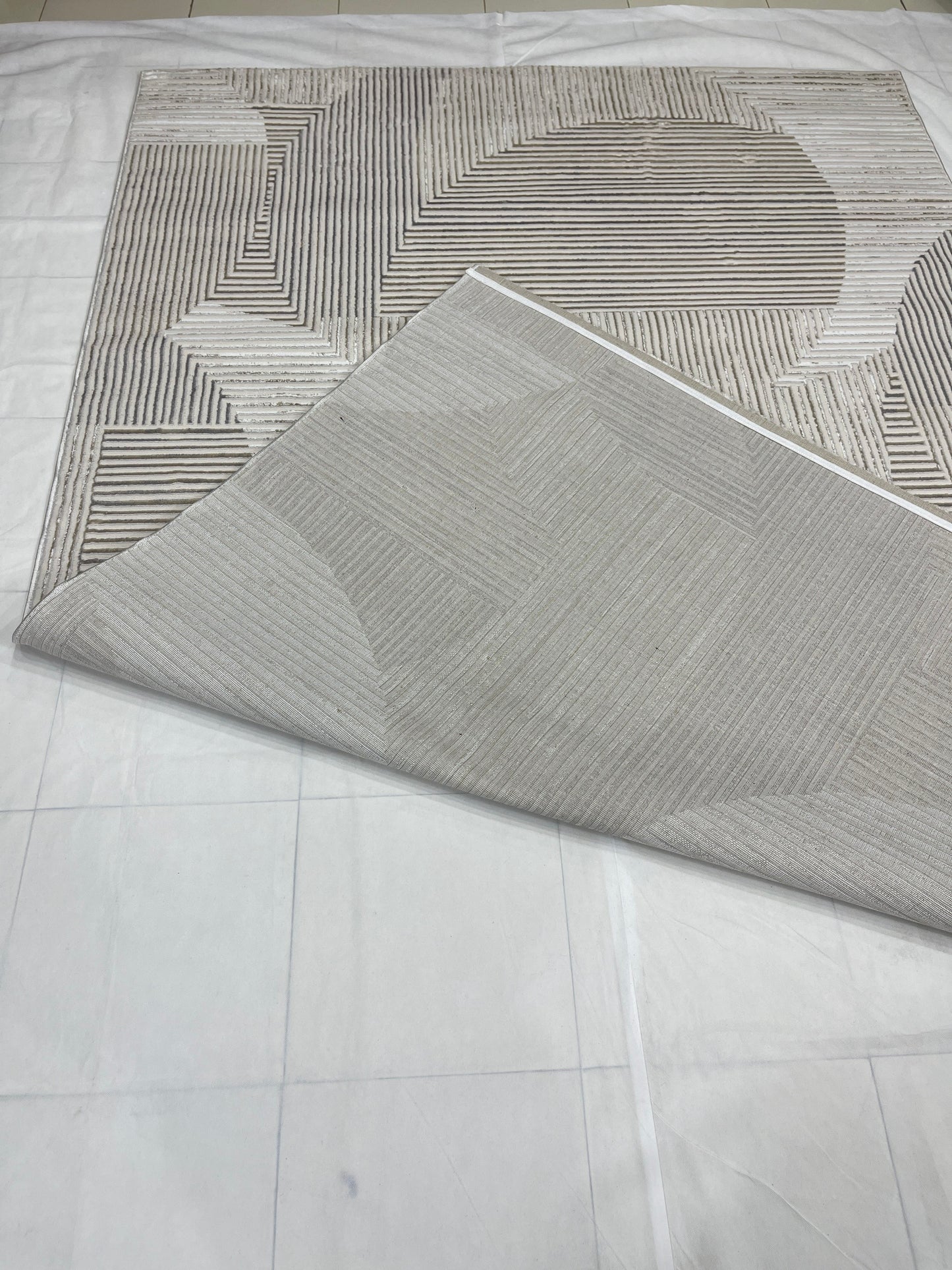 New Turkish Silk (Surya A) 
Size: 6.6 ft width x 9.6 ft length (200cm x 290cm)
Article -612- Off White