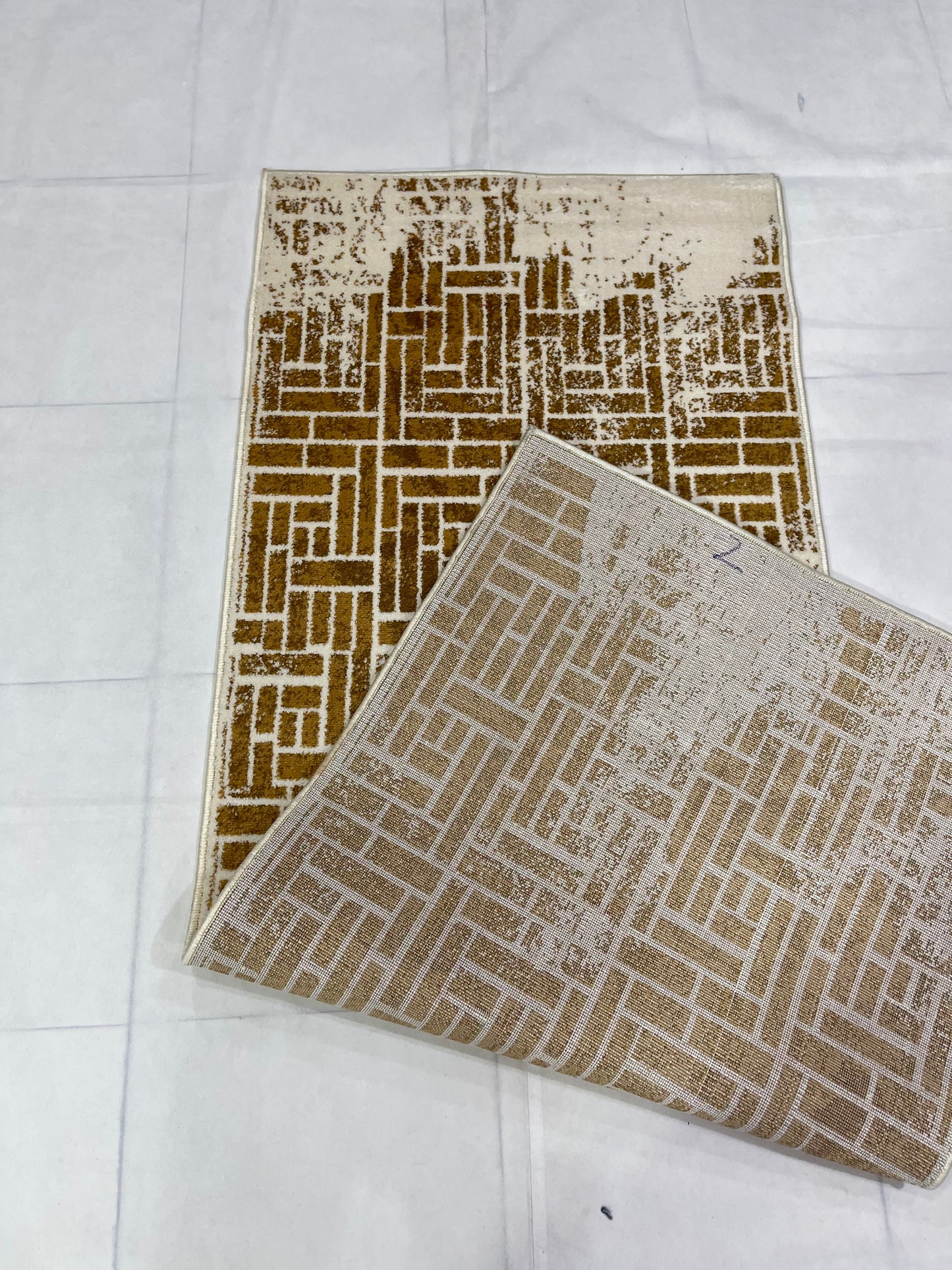 Off white Modern Polypropylene Woven Rug.  Size : 2.6 ft width x 6.6 ft length  (80 cm x 200cm)