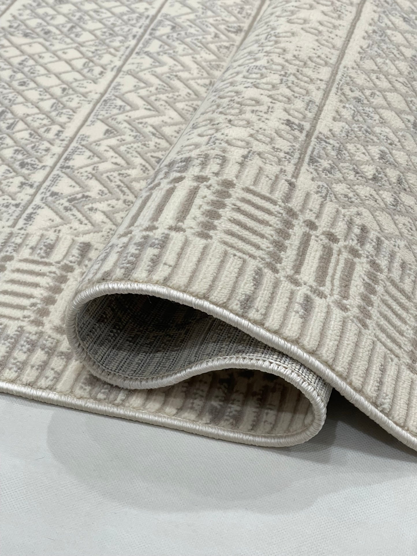 Irani Vintage Woven Rug.
 Article -2071-White
Size: 5 ft width x 7.3 ft length (150cm x 220cm)