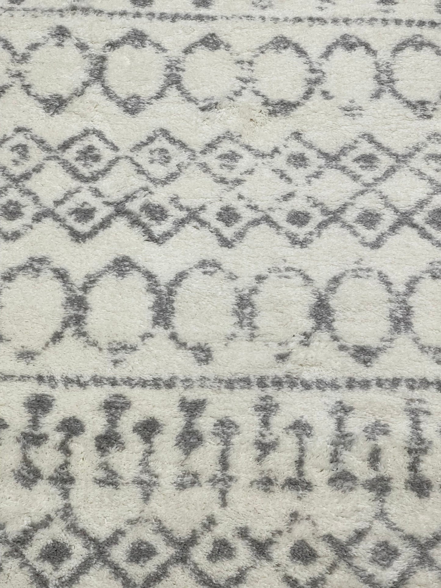 Turkish Shaggy Rug With Woven Back. 
Size : 5 Ft Width x 7.3 Ft Length (160cm x 220cm)
Article-03-Off White