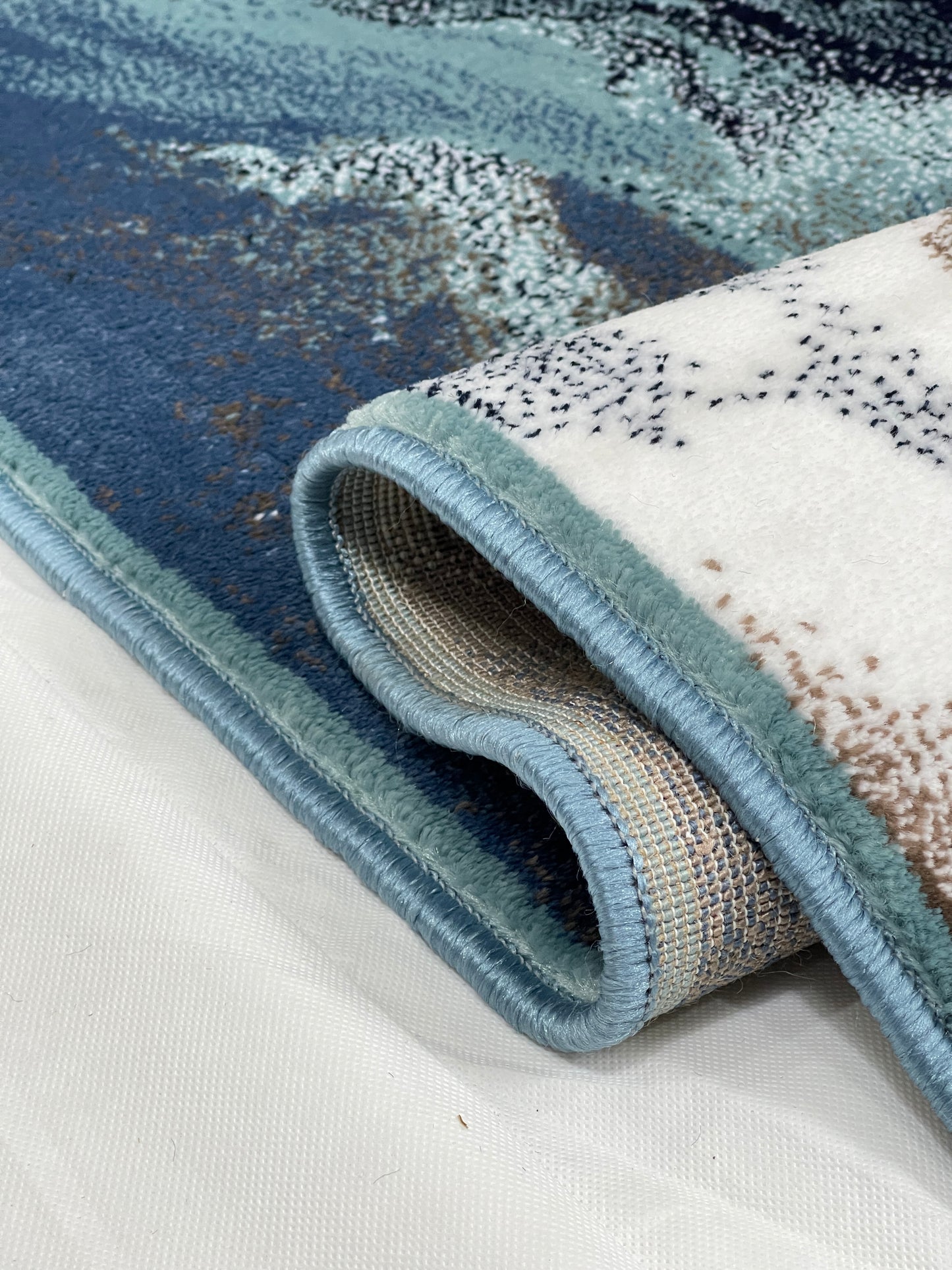 Feroze Modern Polypropylene Woven Rug.
 Size : 2.6 ft width x 6.6 ft length
 (80 cm x 200cm)