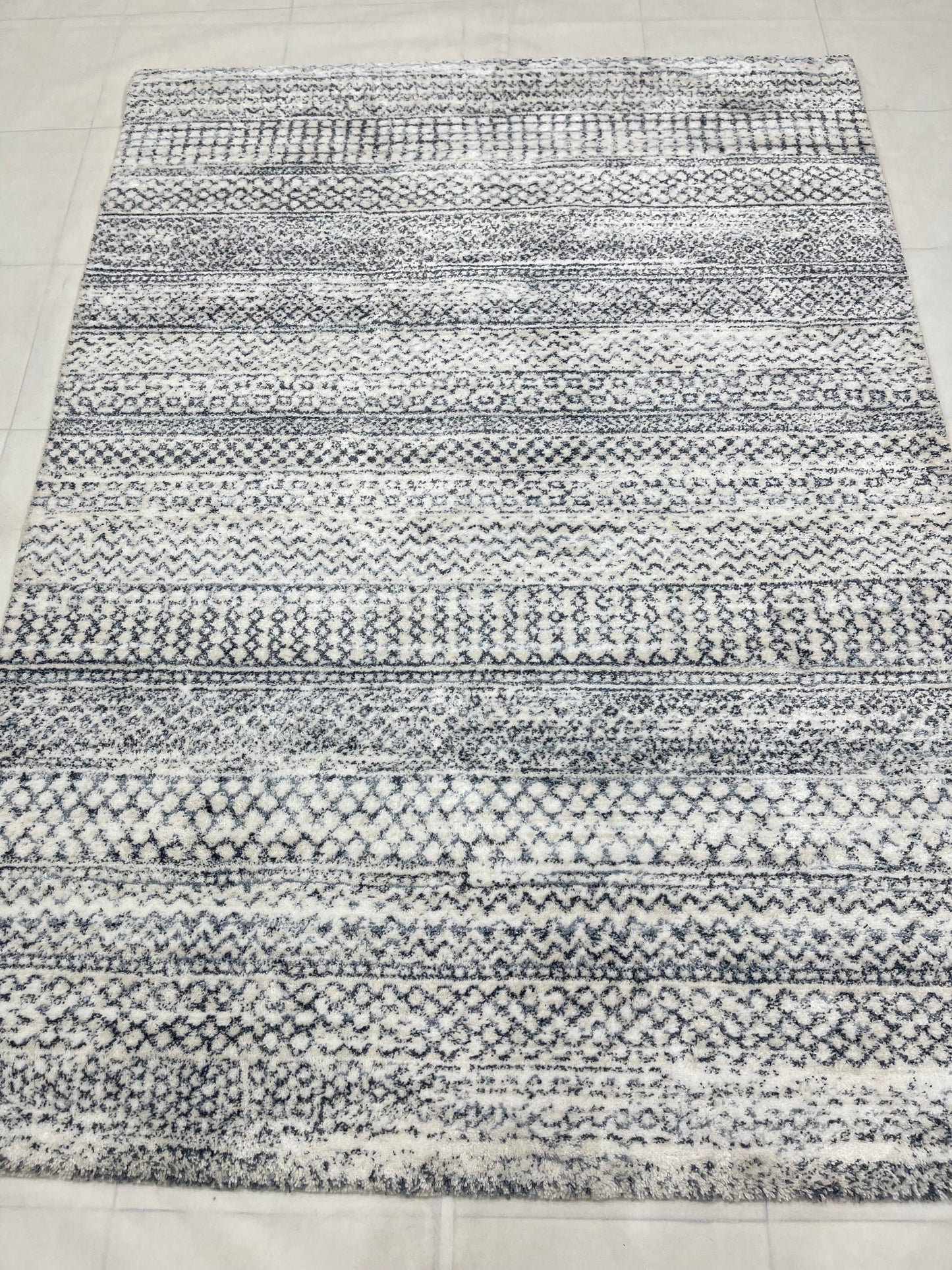 Turkish Shaggy Rug With Woven Back.  Size : 5 Ft Width x 7.3 Ft Length (160cm x 220cm) Article-07-Off White, Grey
