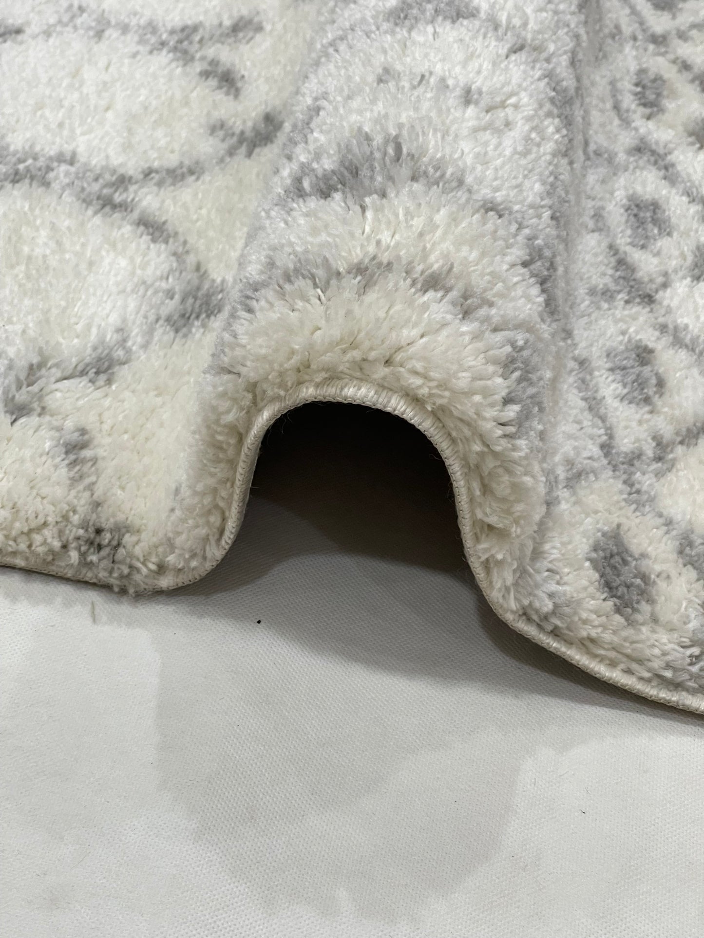 Turkish Shaggy Rug With Woven Back. 
Size : 5 Ft Width x 7.3 Ft Length (160cm x 220cm)
Article-03-Off White