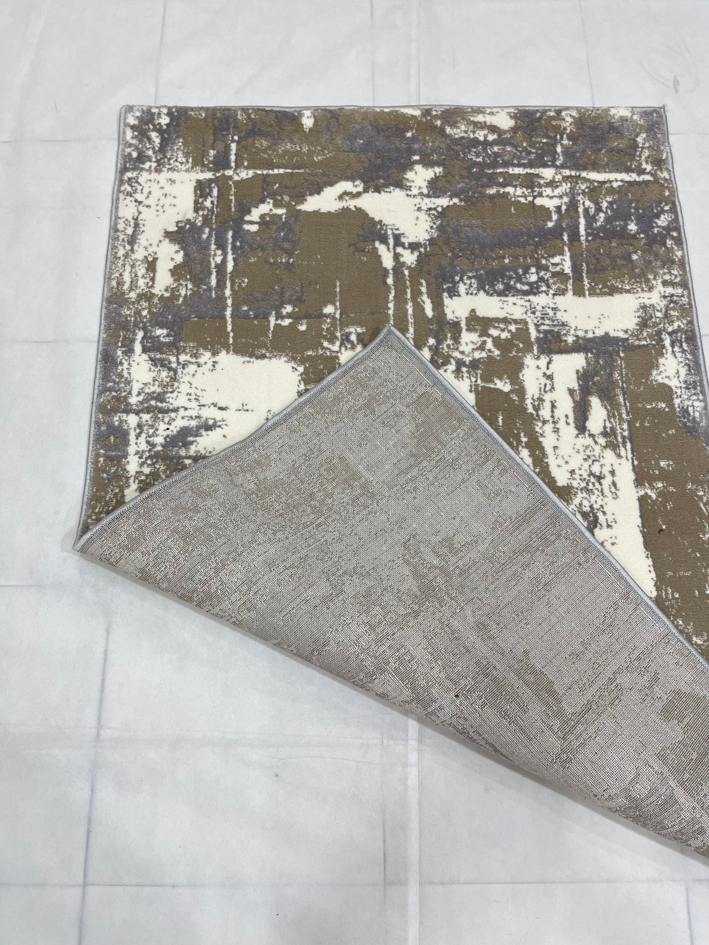 Polyester Silk Woven Rug.(Article-1452-Grey)
Size : 3 ft width x 5 ft length ( 100cm x 150cm)