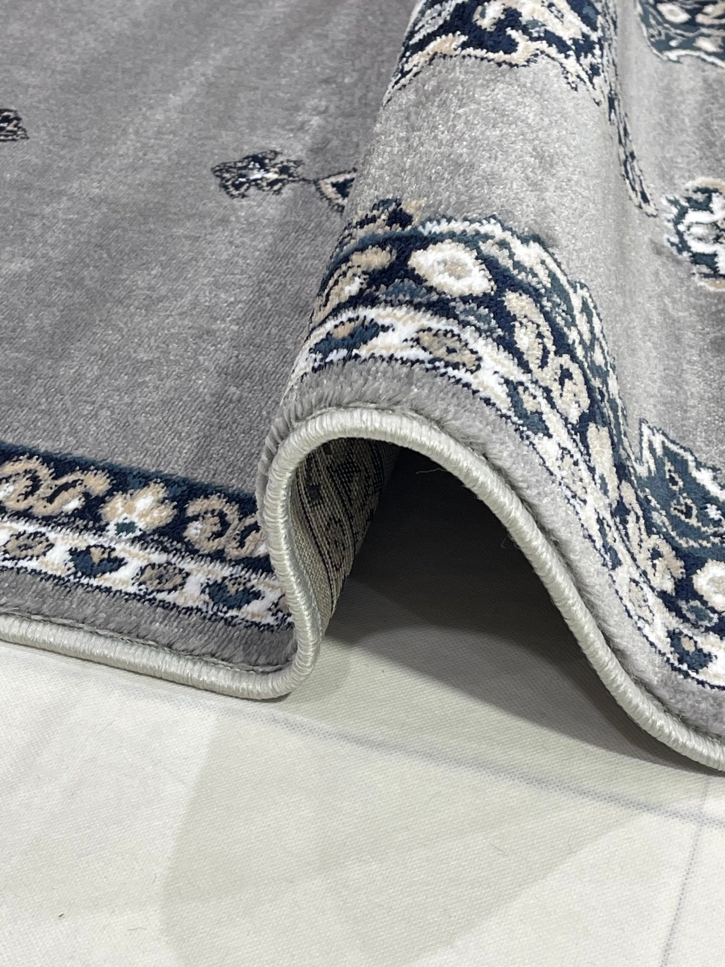 Grey Persian Polypropylene Woven Rug.  Size : 2.6 ft width x 6.6 ft length  (80 cm x 200cm)