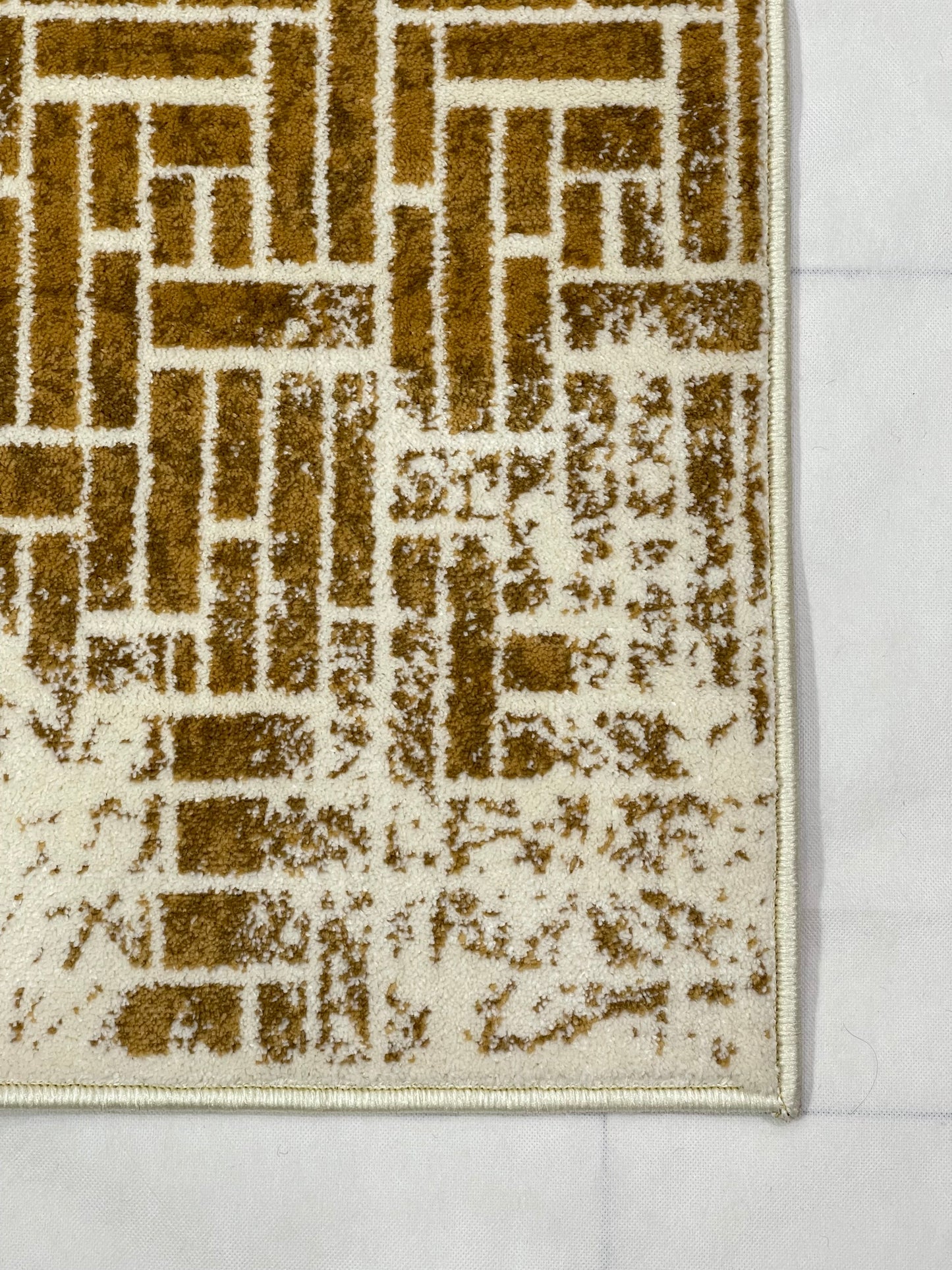 Off white Modern Polypropylene Woven Rug.  Size : 2.6 ft width x 6.6 ft length  (80 cm x 200cm)