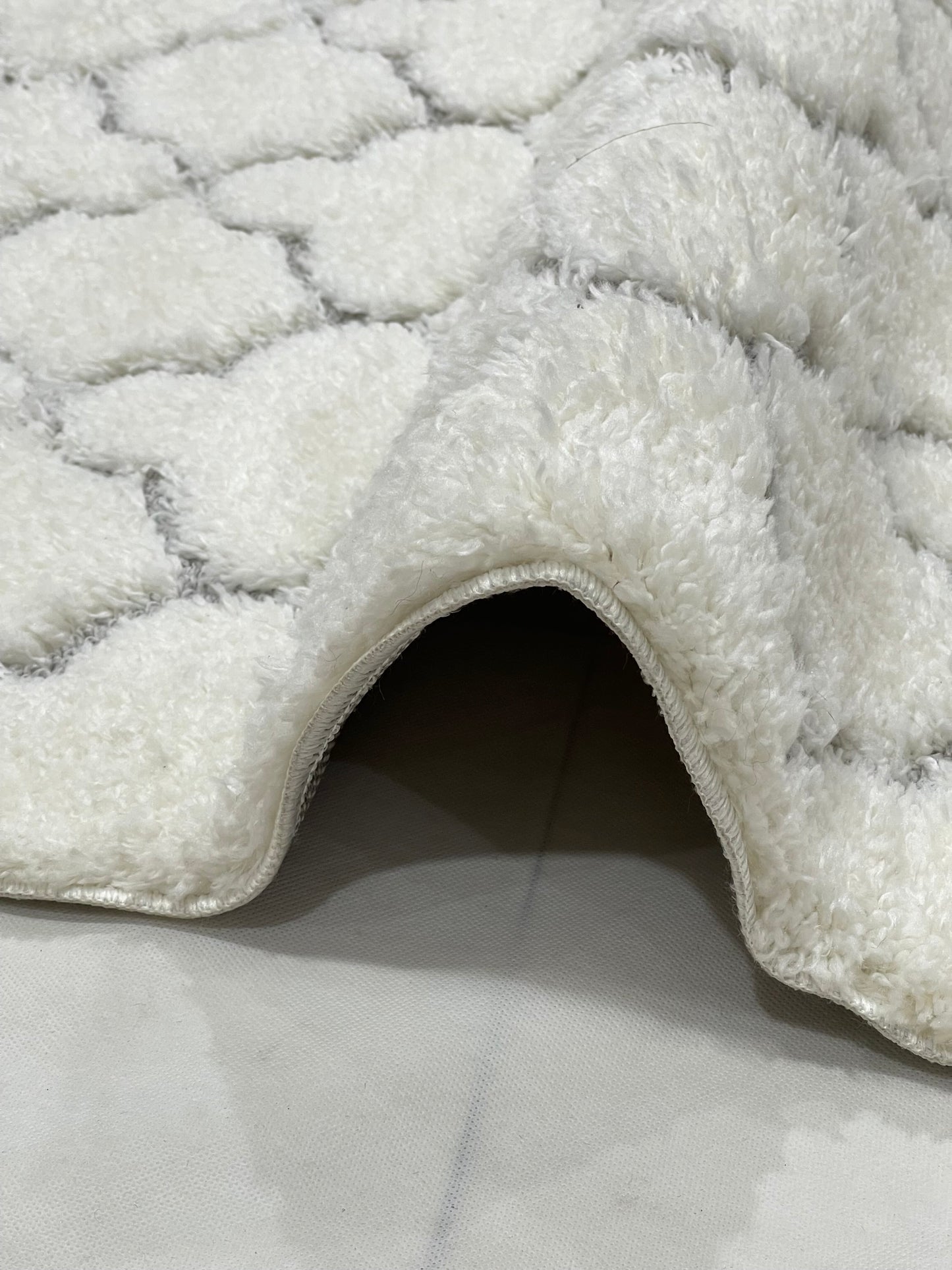 Turkish Shaggy Rug With Woven Back. 
Size : 5 Ft Width x 7.3 Ft Length (160cm x 220cm)
Article-01-Off White