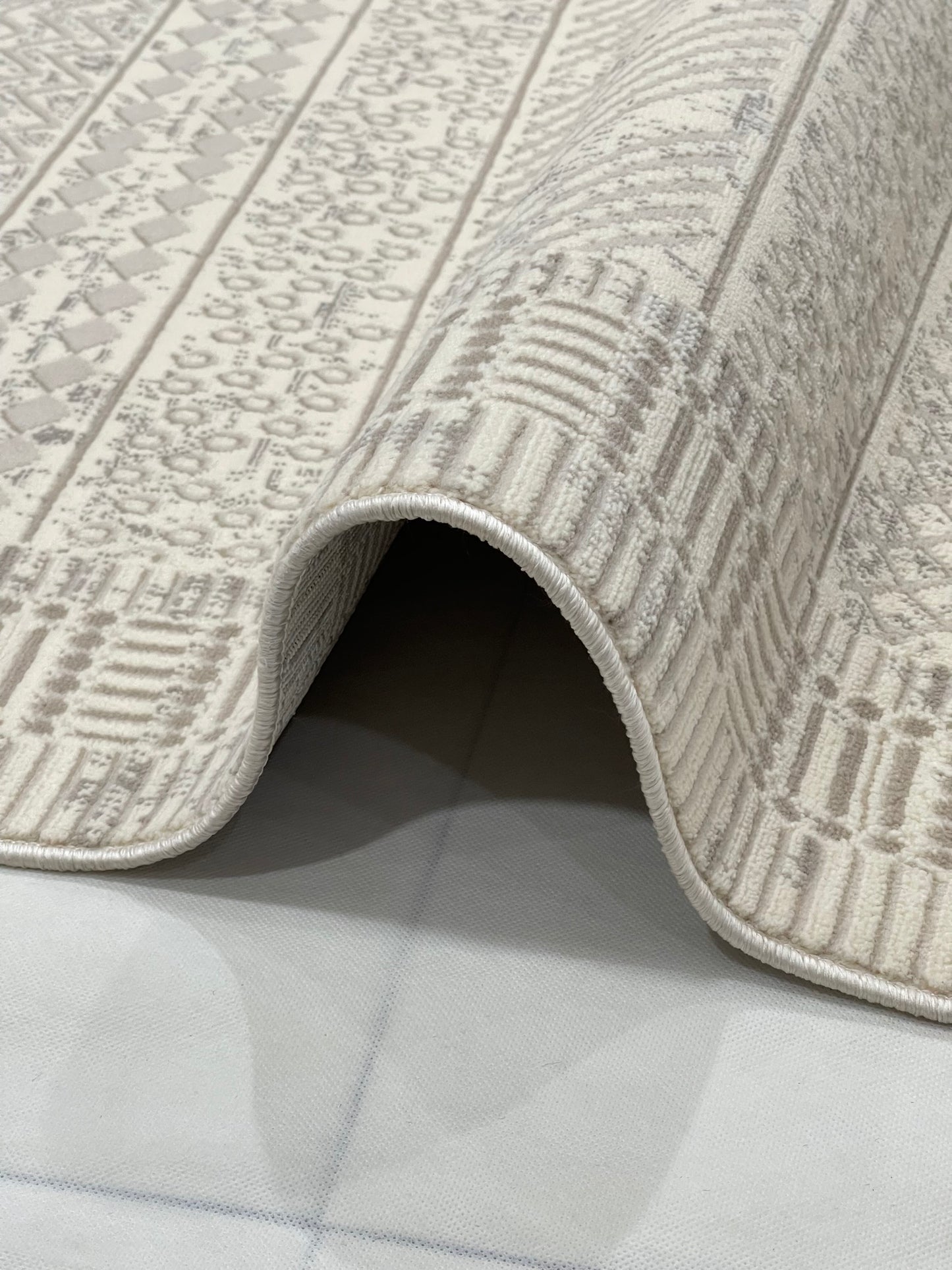 Irani Vintage Woven Rug.
 Article -2071-White
Size: 5 ft width x 7.3 ft length (150cm x 220cm)