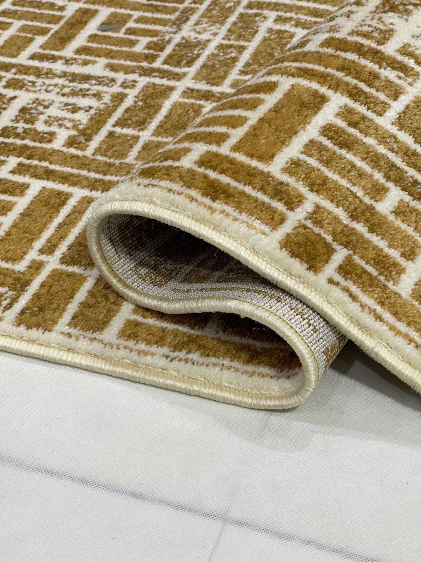 Off white Modern Polypropylene Woven Rug.  Size : 2.6 ft width x 6.6 ft length  (80 cm x 200cm)