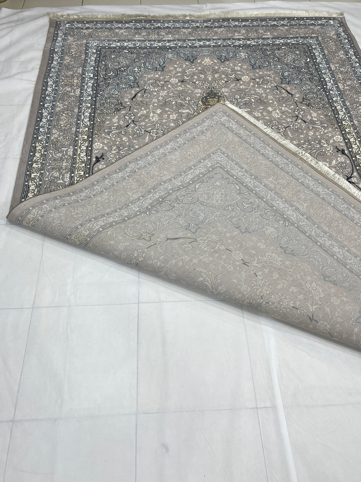 Persian Thick Woven Rug. 
(Article -642-Grey )
Size: 6.6 ft width x 9.6 ft length (200cm x 290cm)
