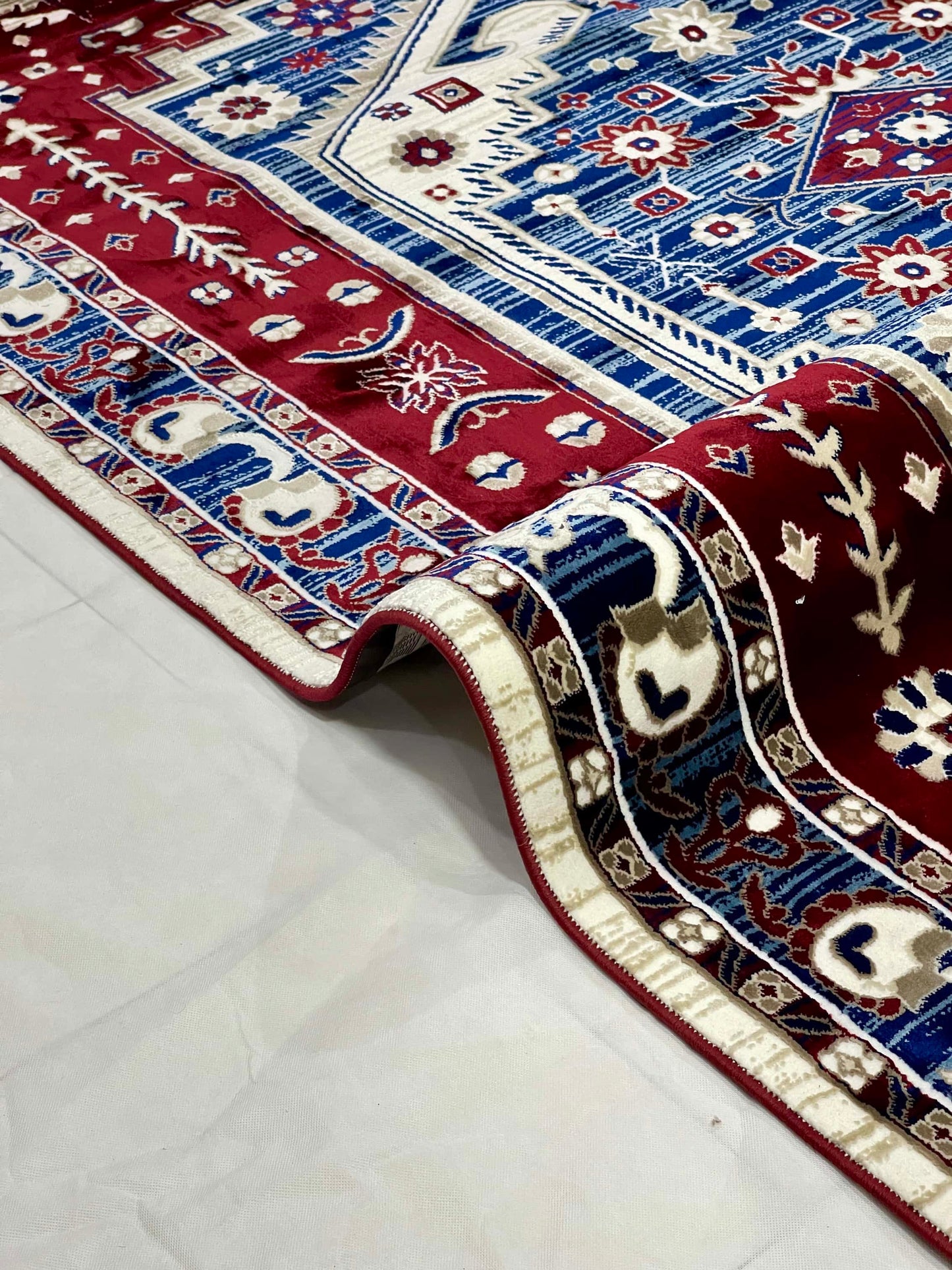 New Turkish Silk (Super Hair) 
Size: 6.6 ft width x 9.6 ft length (200cm x 290cm)
Article -402- Red , Blue